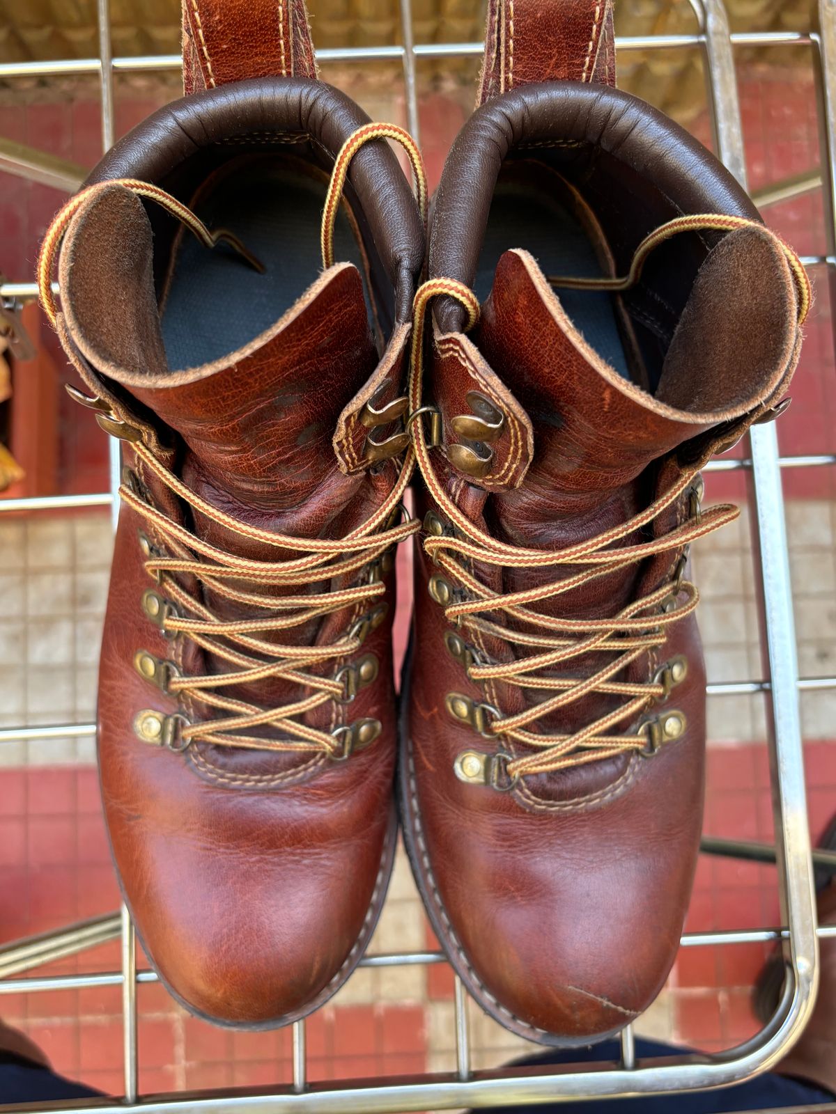 Photo by (deleted user) on January 3, 2025 of the Craft & Glory Hike Boots in Full Grain Waxed Water Buffalo.
