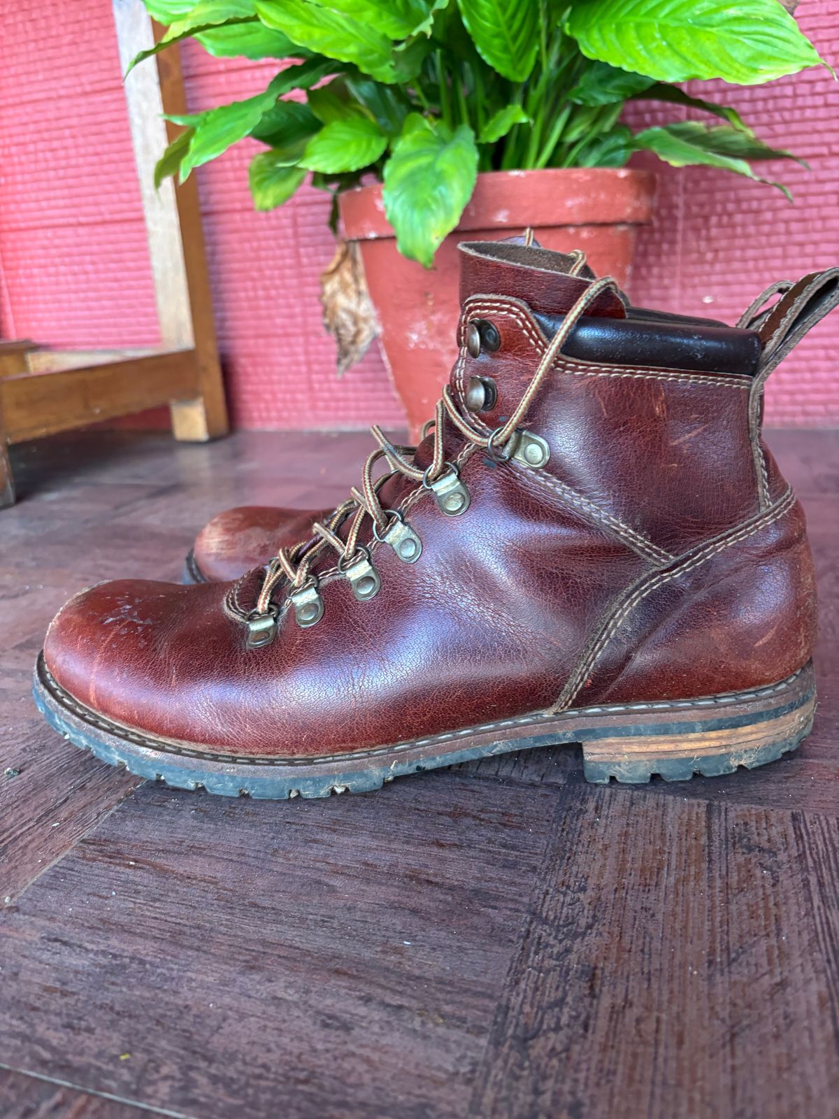 Photo by (deleted user) on February 3, 2025 of the Craft & Glory Hike Boots in Full Grain Waxed Water Buffalo.