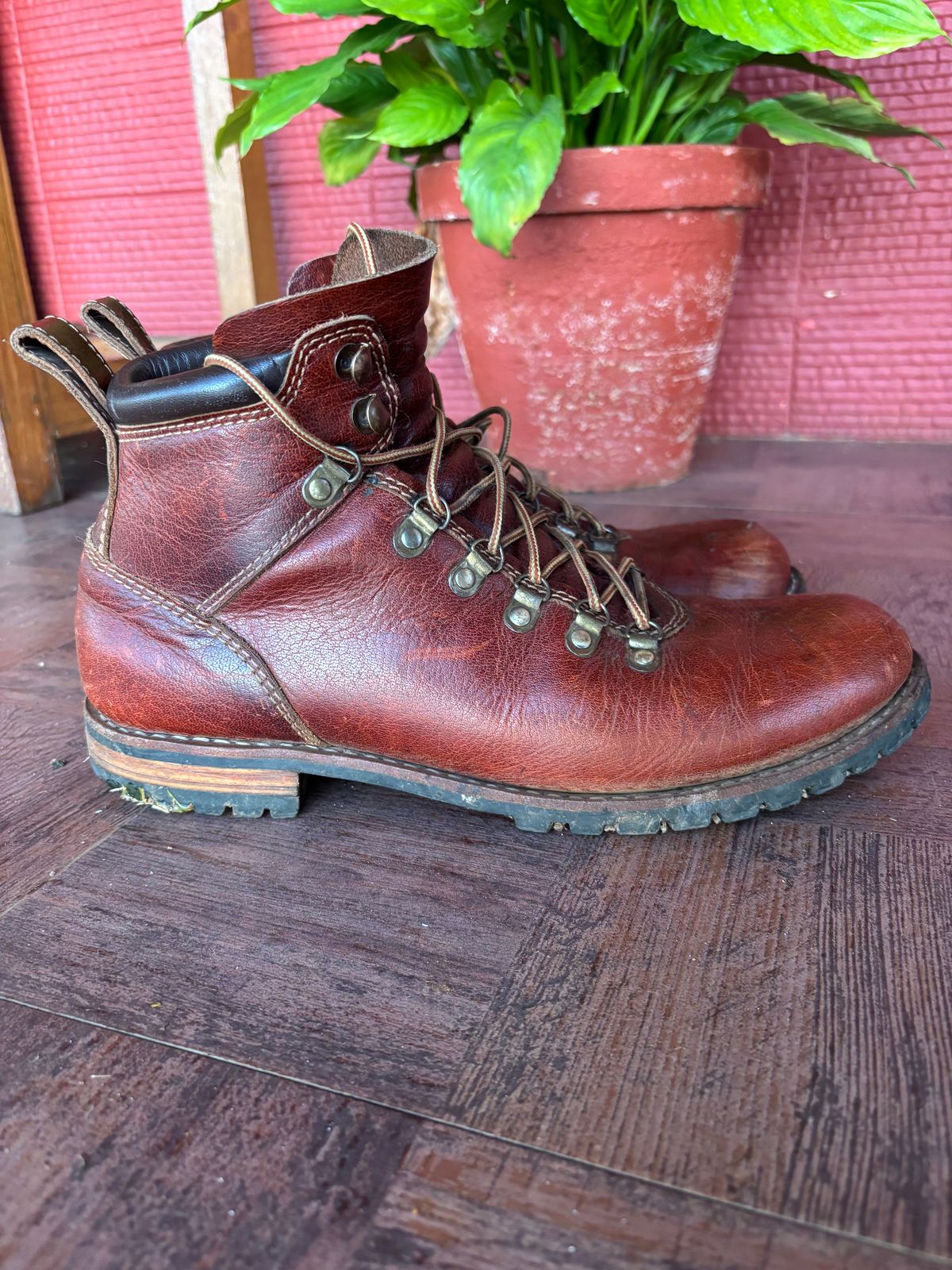 Photo by (deleted user) on February 3, 2025 of the Craft & Glory Hike Boots in Full Grain Waxed Water Buffalo.