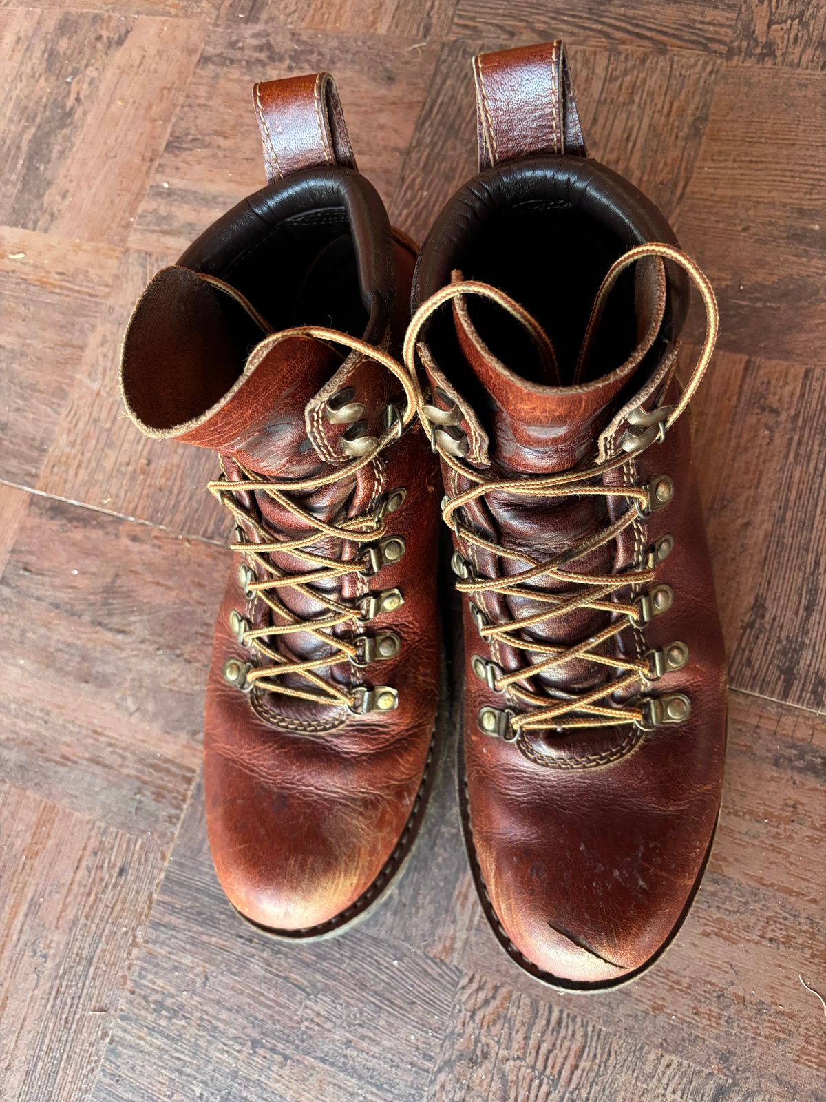 Photo by (deleted user) on February 3, 2025 of the Craft & Glory Hike Boots in Full Grain Waxed Water Buffalo.