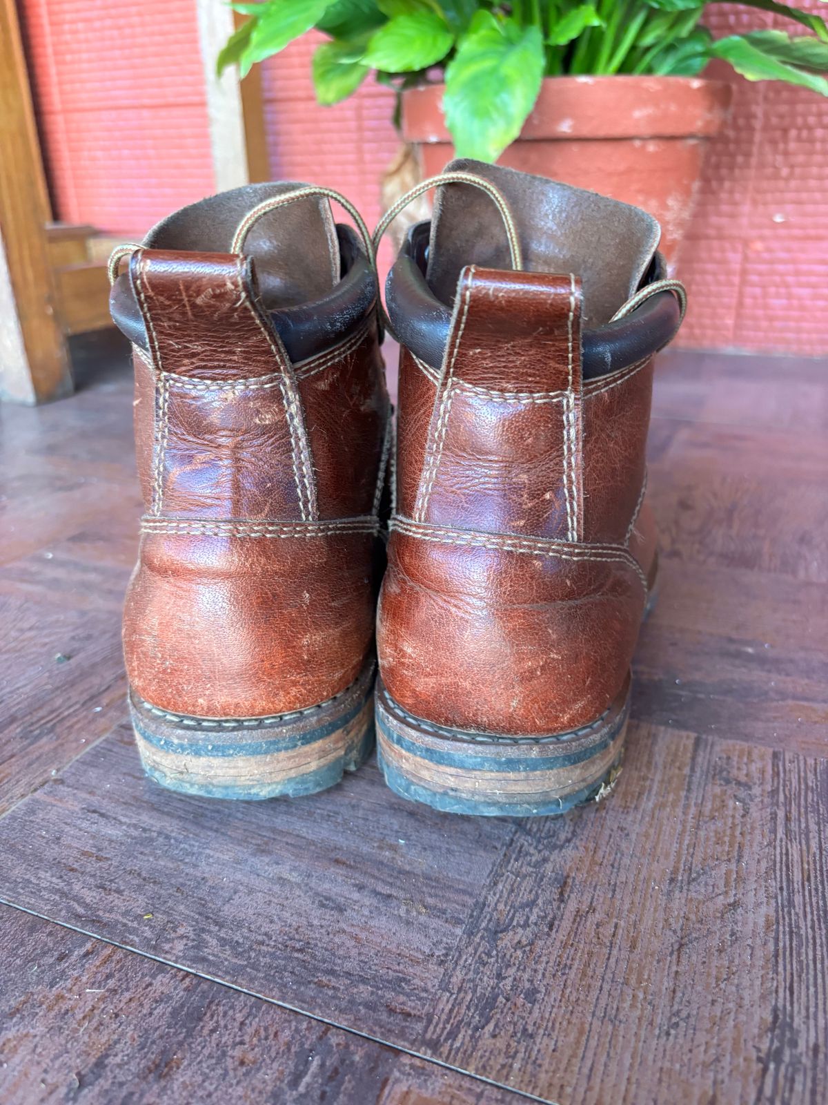 Photo by (deleted user) on February 3, 2025 of the Craft & Glory Hike Boots in Full Grain Waxed Water Buffalo.