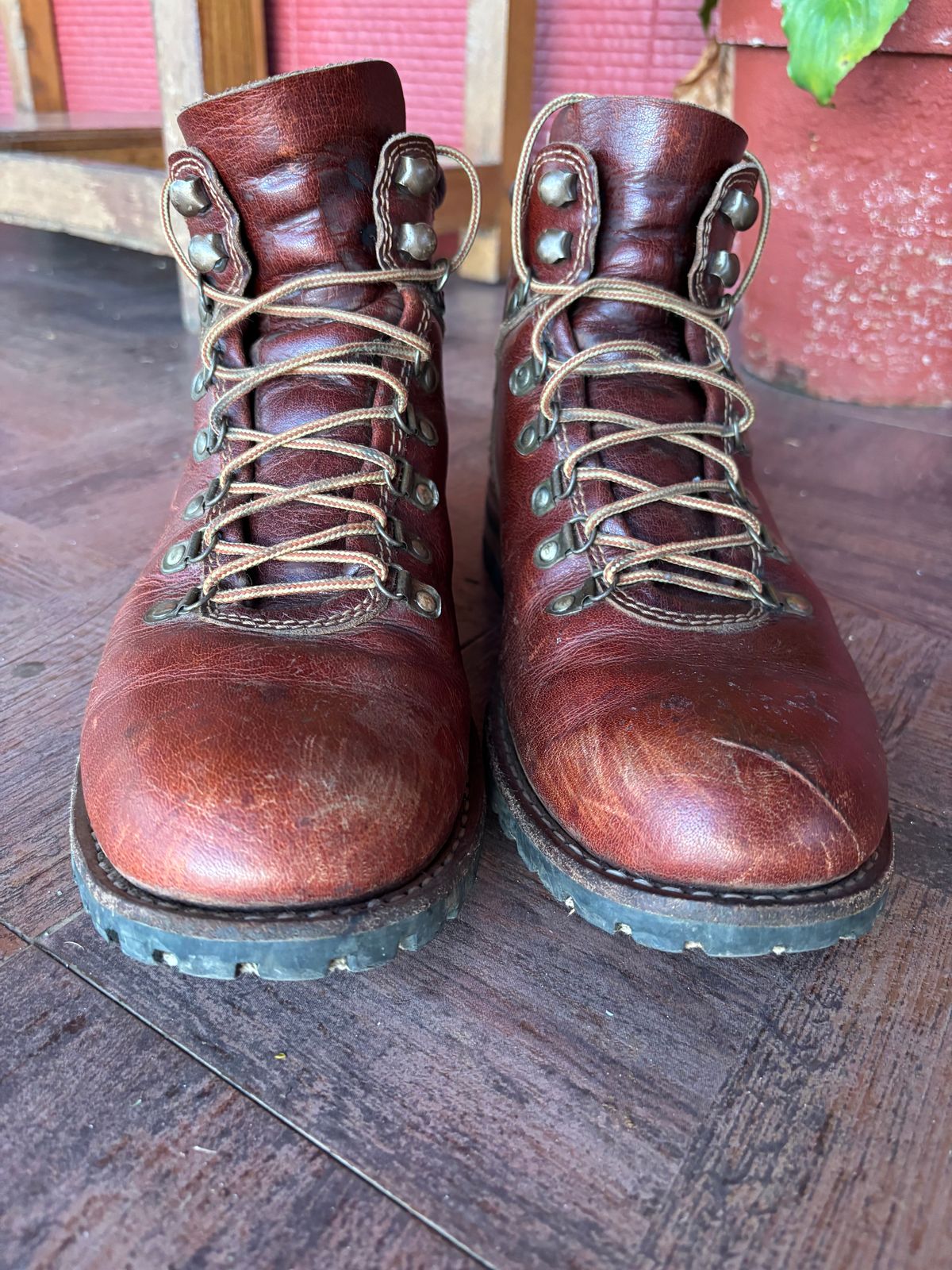 Photo by (deleted user) on February 3, 2025 of the Craft & Glory Hike Boots in Full Grain Waxed Water Buffalo.