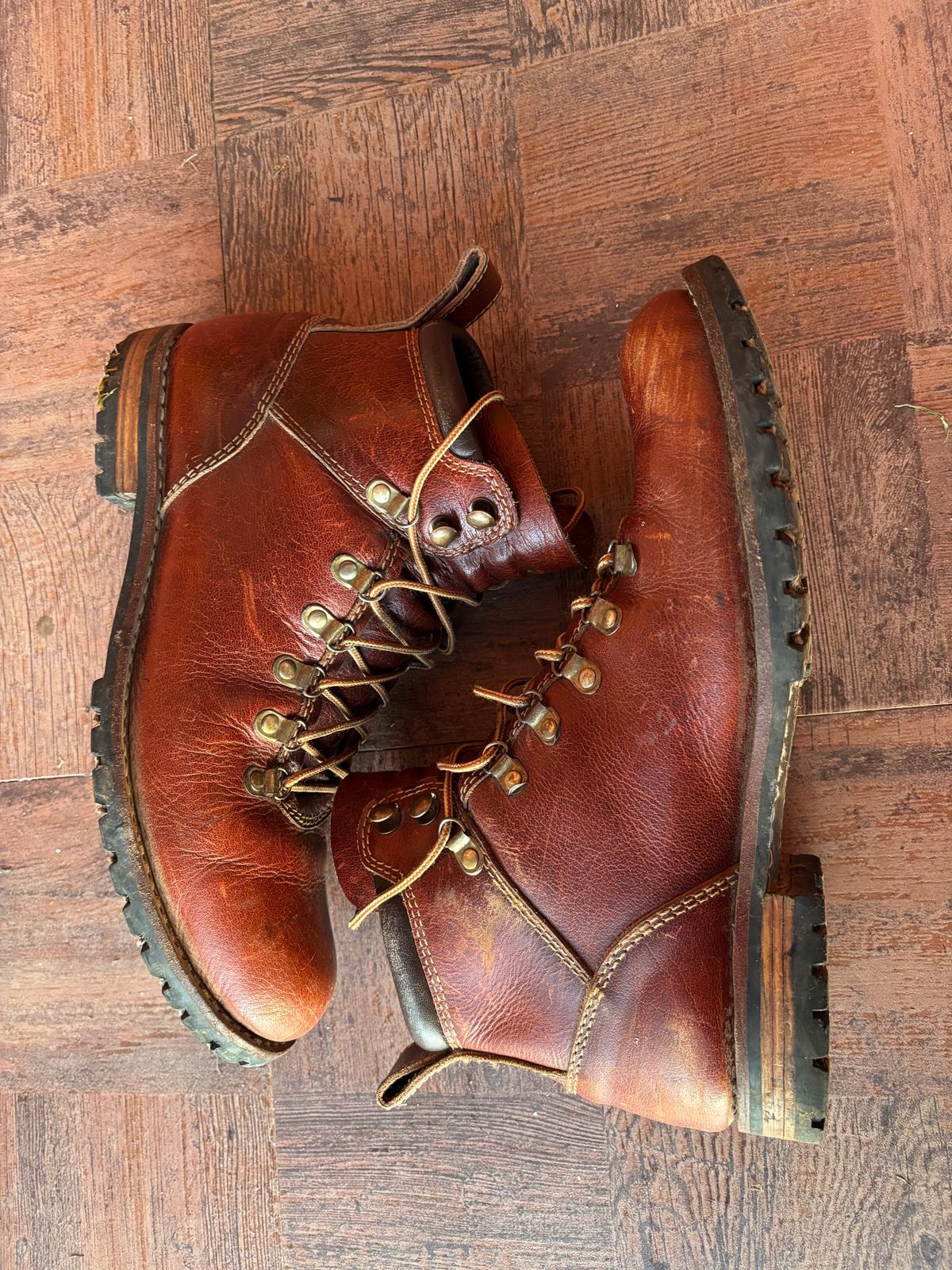 Photo by (deleted user) on February 3, 2025 of the Craft & Glory Hike Boots in Full Grain Waxed Water Buffalo.