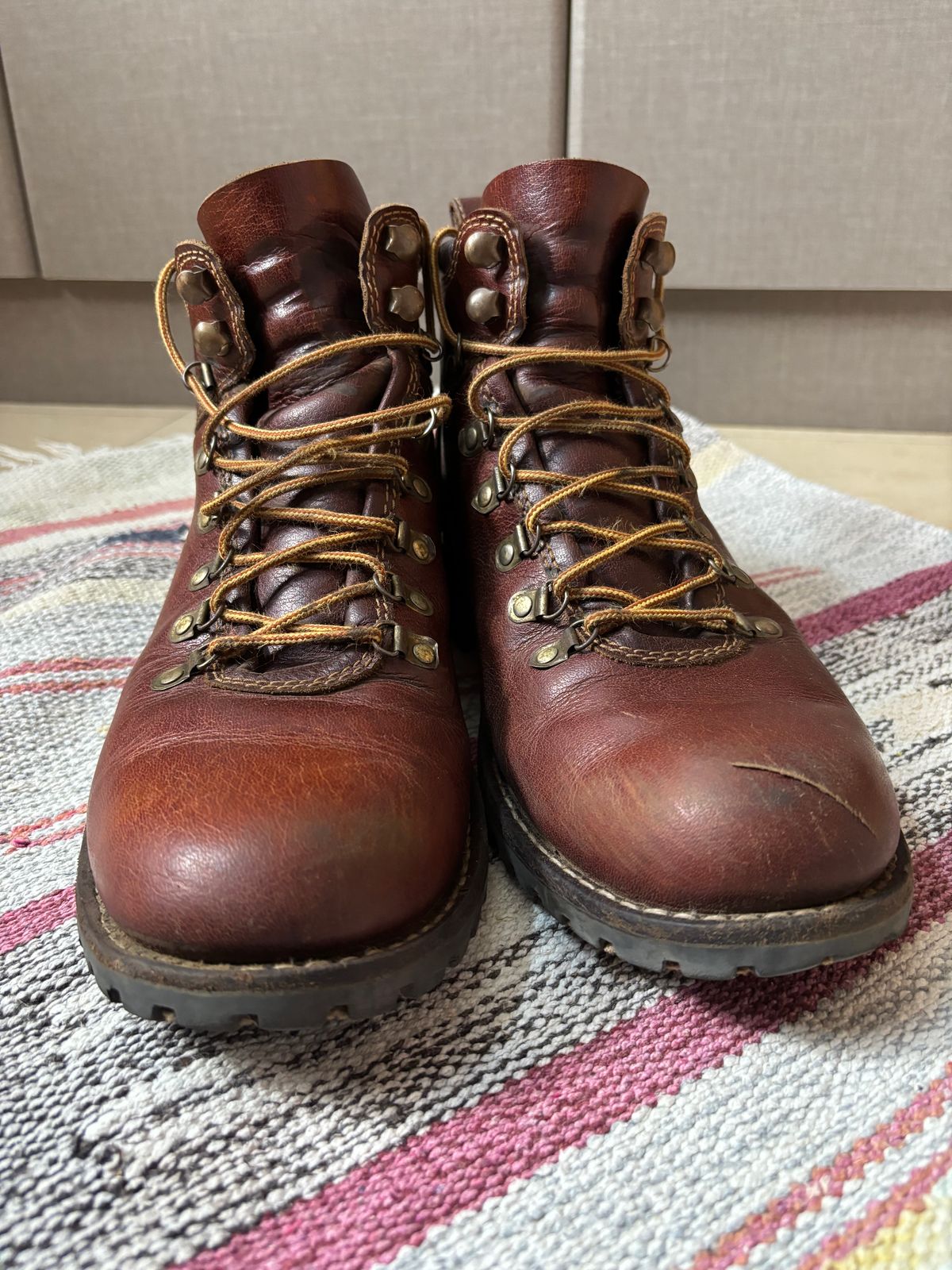 Photo by (deleted user) on April 4, 2025 of the Craft & Glory Hike Boots in Full Grain Waxed Water Buffalo.