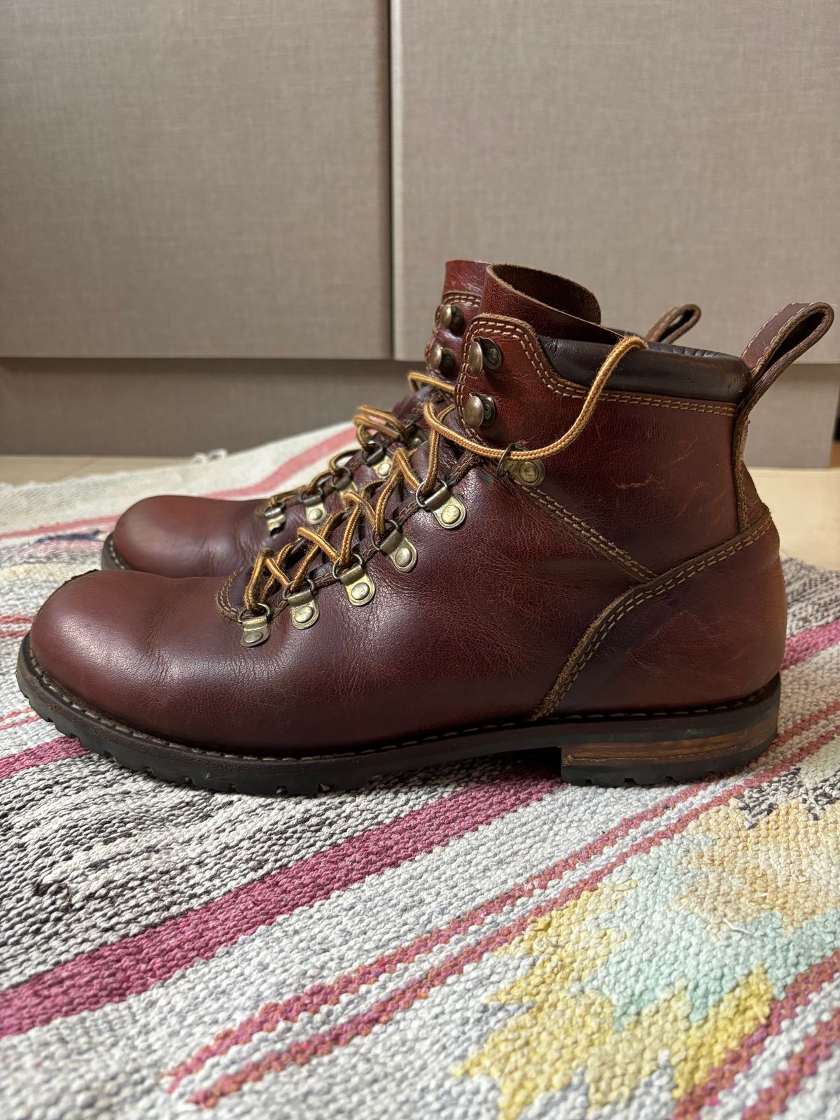 Photo by (deleted user) on April 4, 2025 of the Craft & Glory Hike Boots in Full Grain Waxed Water Buffalo.