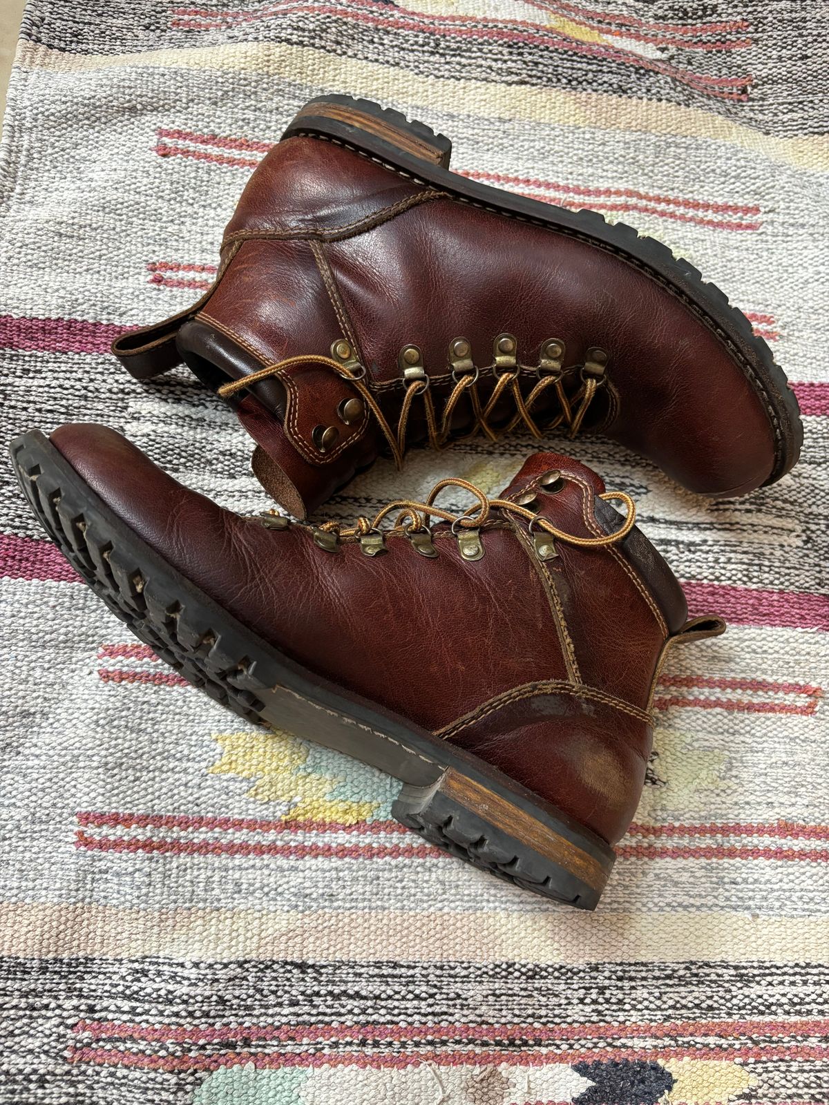Photo by (deleted user) on April 4, 2025 of the Craft & Glory Hike Boots in Full Grain Waxed Water Buffalo.