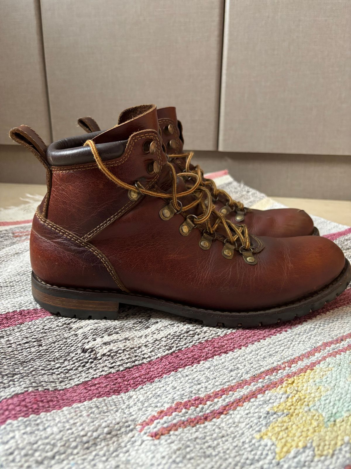 Photo by (deleted user) on April 4, 2025 of the Craft & Glory Hike Boots in Full Grain Waxed Water Buffalo.