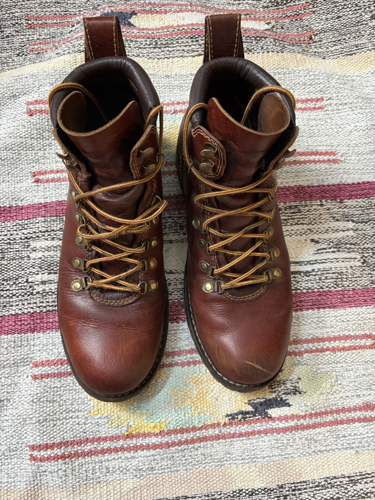 Photo by (deleted user) on April 4, 2025 of the Craft & Glory Hike Boots in Full Grain Waxed Water Buffalo.