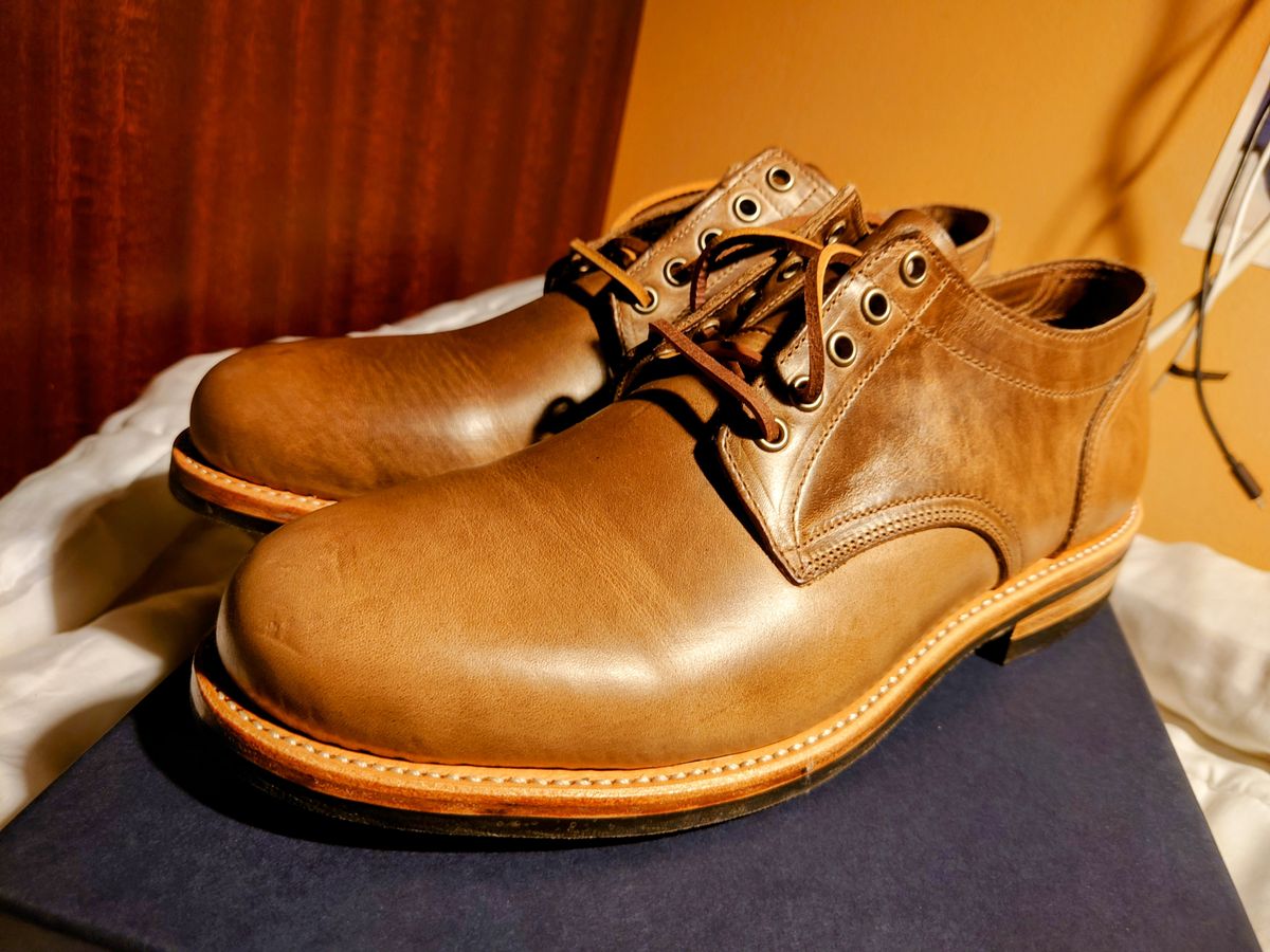 Photo by J.III on September 6, 2023 of the Oak Street Bootmakers Trench Oxford in Horween Natural Chromexcel Horsehide.