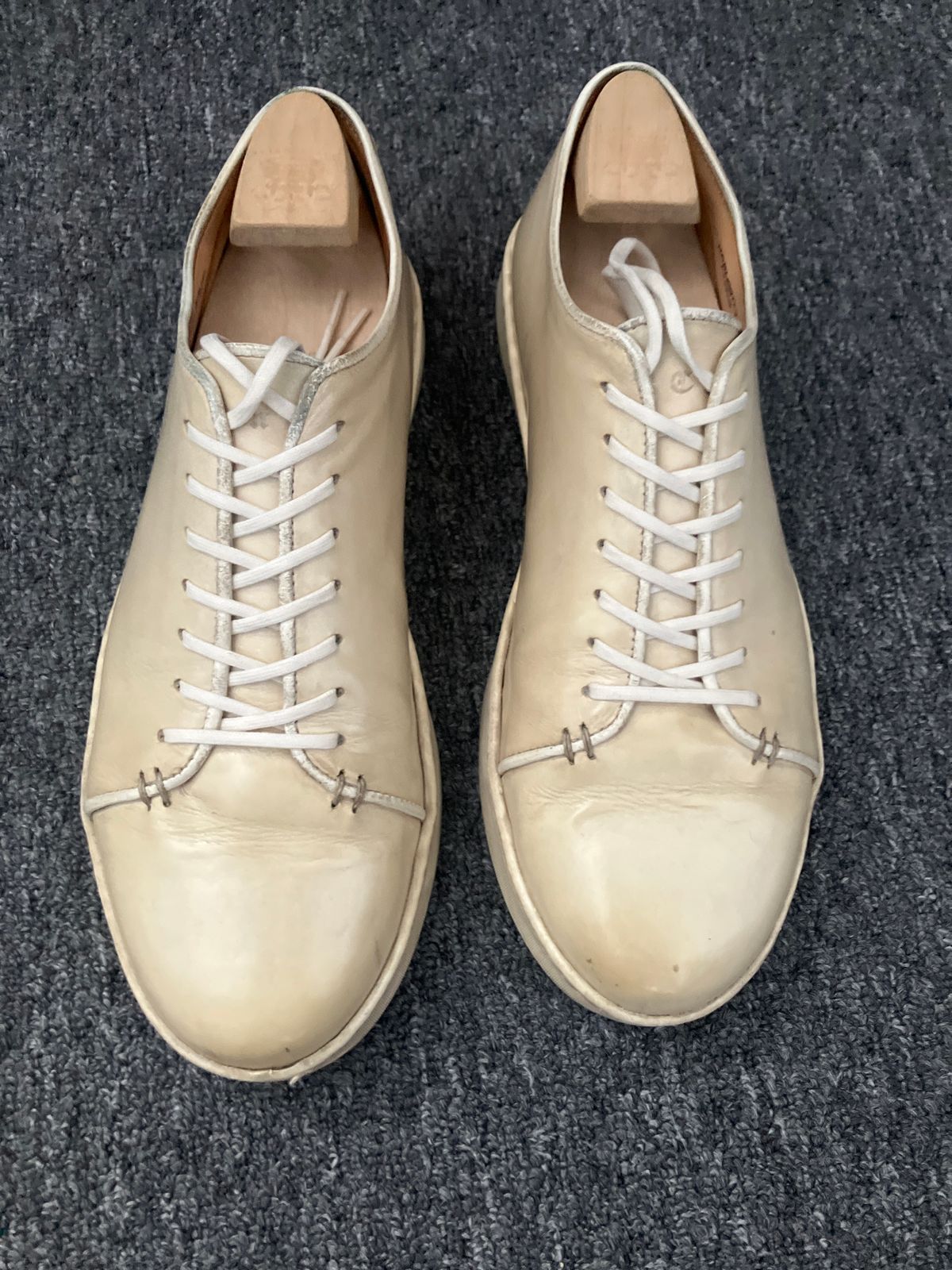 Photo by Helix on February 20, 2025 of the Crown Northampton Harlestone in Off White Veg Tan Calf.
