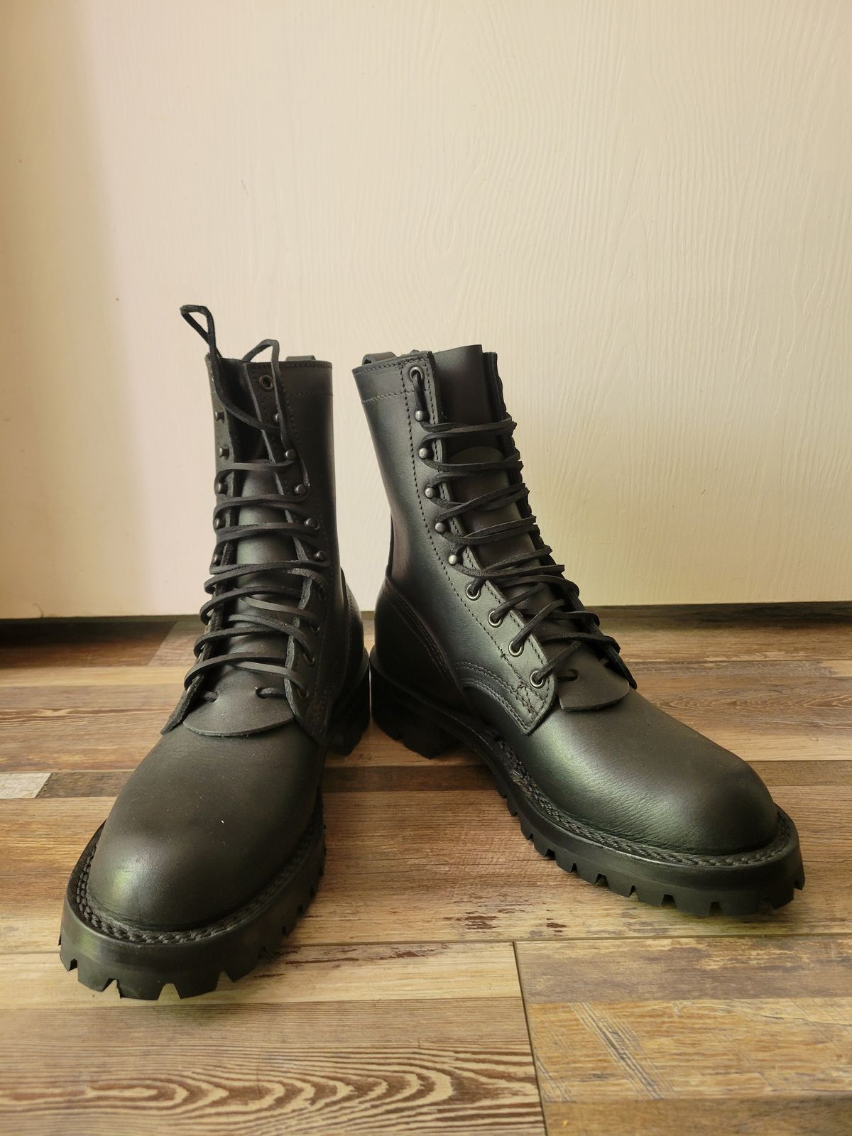 Photo by danjr92 on April 16, 2026 of the Nicks Overlander in Seidel MaxSupport Black.