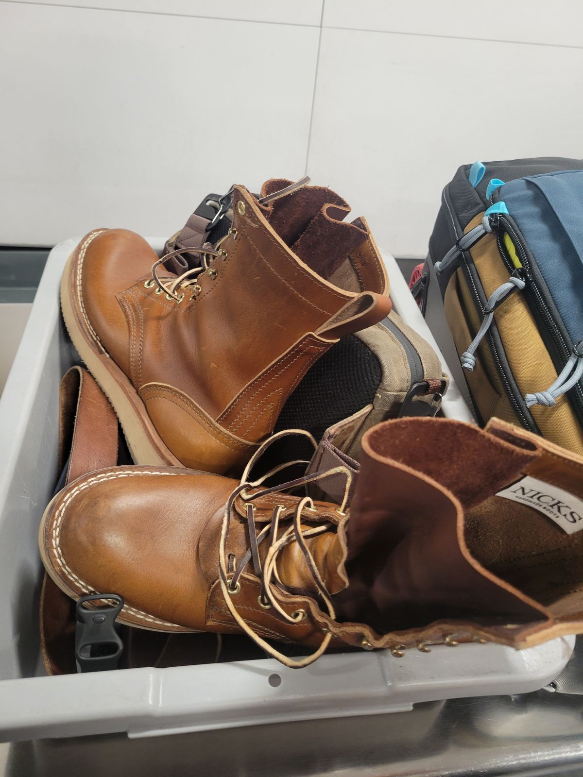 Photo by danjr92 on October 9, 2024 of the Nicks Traveler in Nicks / Horween Cognac Shackleton.