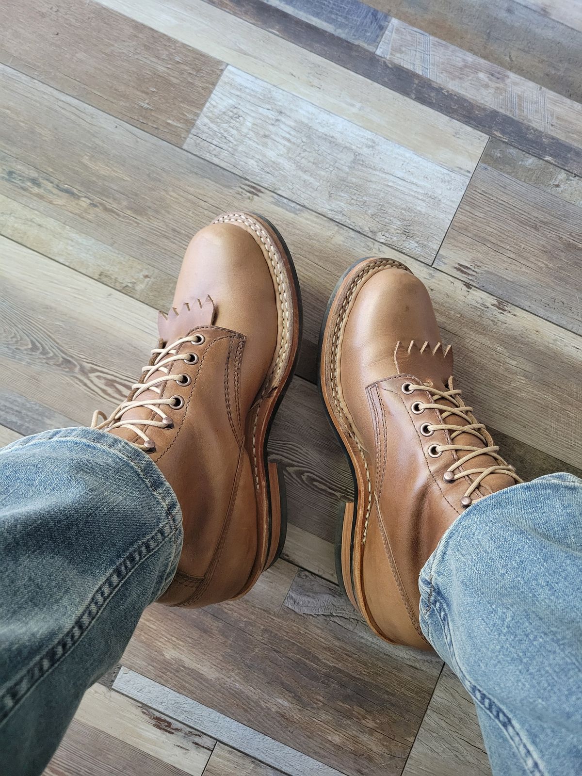 Photo by danjr92 on September 21, 2025 of the White's 350 Cruiser in Horween Natural Chromexcel.