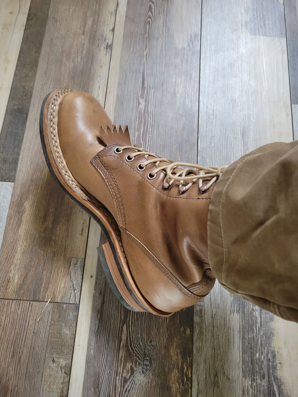 Photo by danjr92 on December 15, 2025 of the White's 350 Cruiser in Horween Natural Chromexcel.