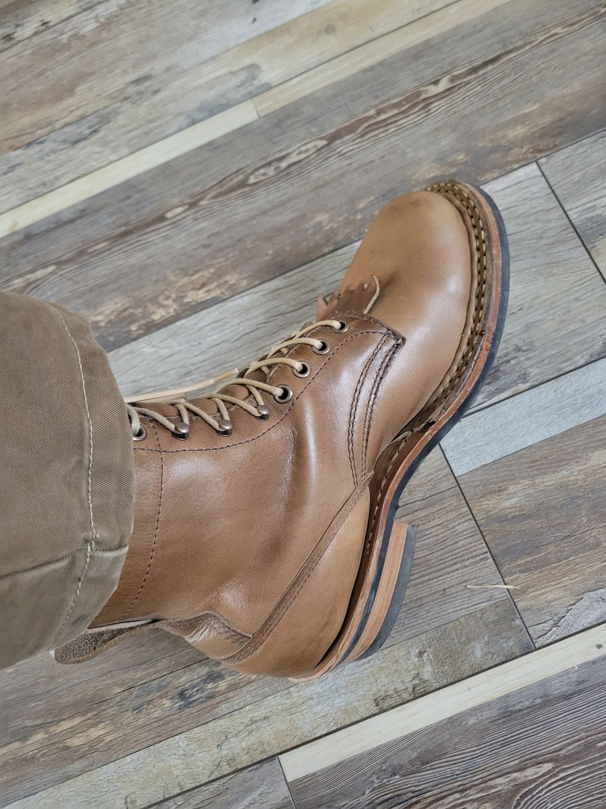 Photo by danjr92 on December 15, 2025 of the White's 350 Cruiser in Horween Natural Chromexcel.