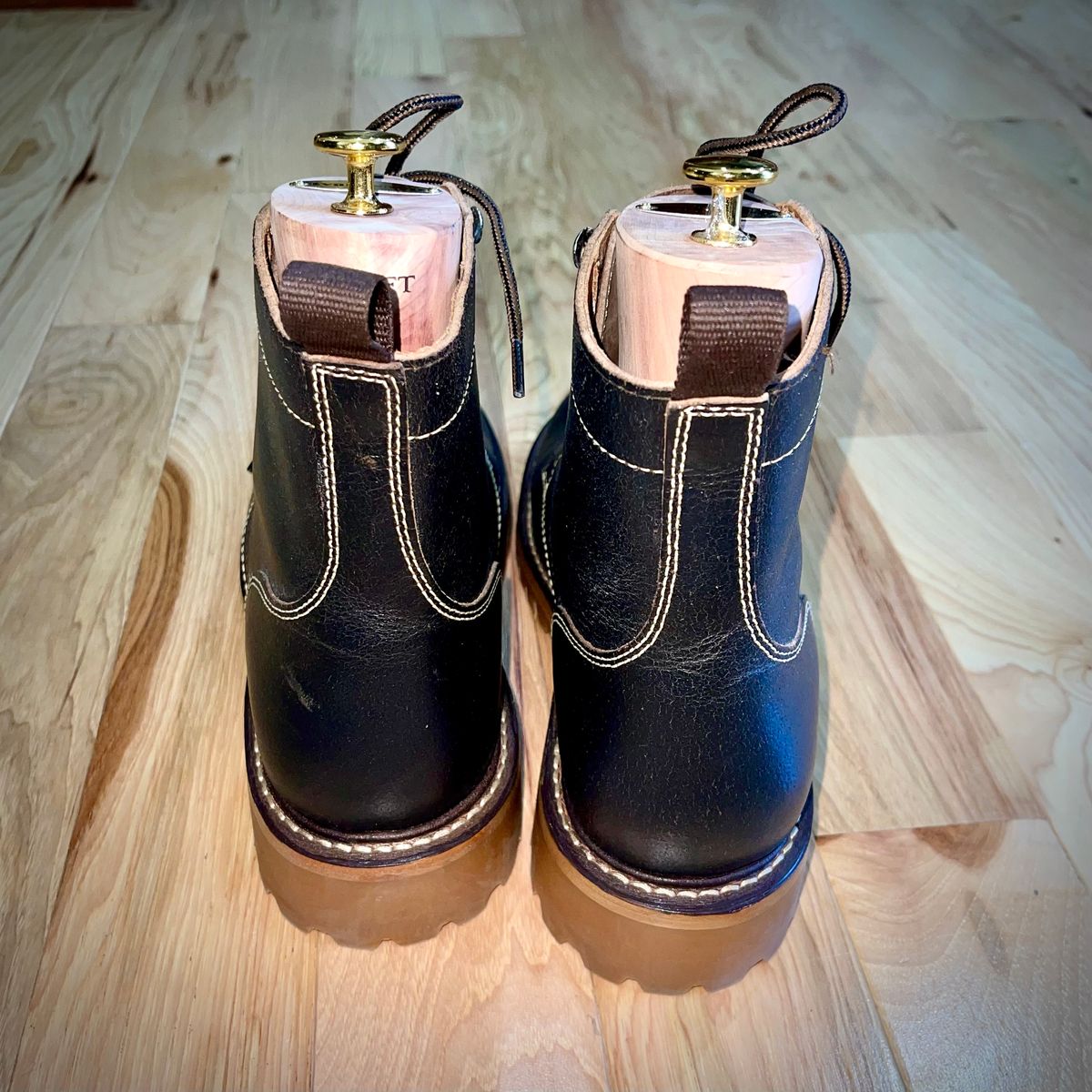 Photo by Yoyoyoyo on October 2, 2025 of the Thursday Hero in Dark Brown Waxed Roughout Leather.
