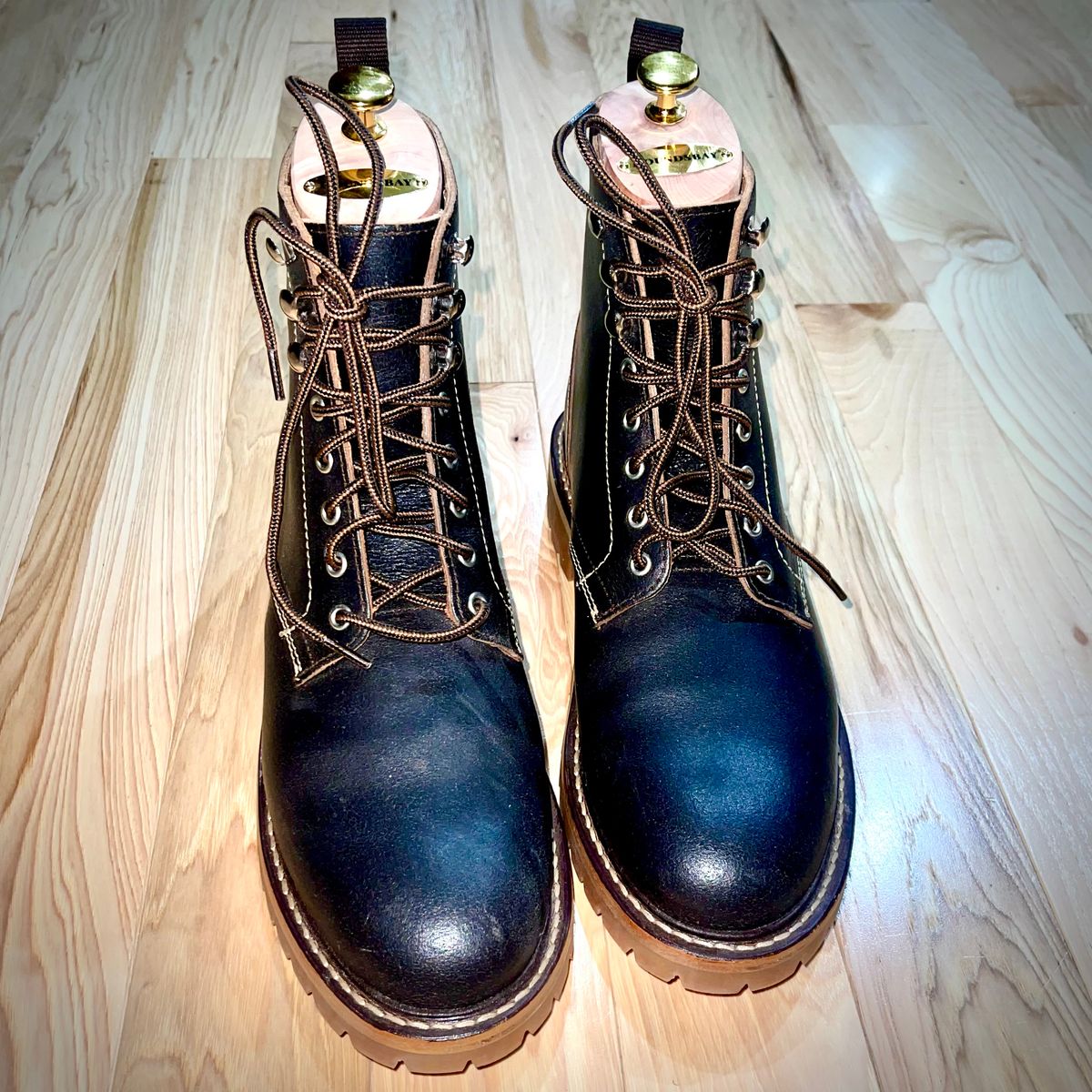 Photo by Yoyoyoyo on October 2, 2025 of the Thursday Hero in Dark Brown Waxed Roughout Leather.