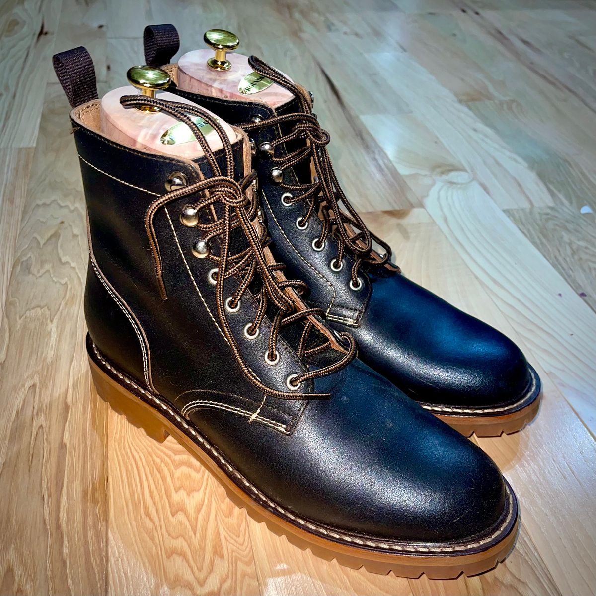 Photo by Yoyoyoyo on October 2, 2025 of the Thursday Hero in Dark Brown Waxed Roughout Leather.