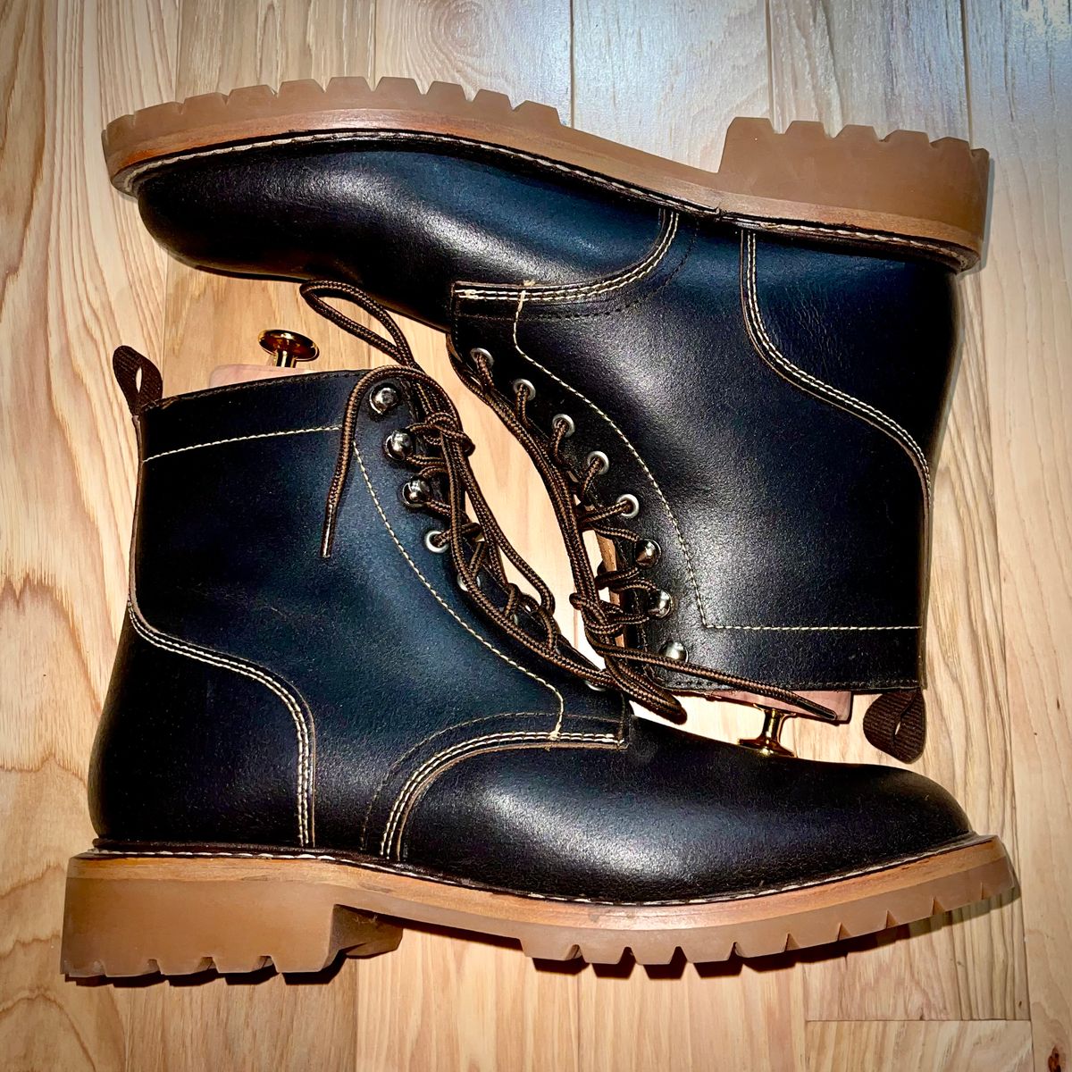 Photo by Yoyoyoyo on October 2, 2025 of the Thursday Hero in Dark Brown Waxed Roughout Leather.