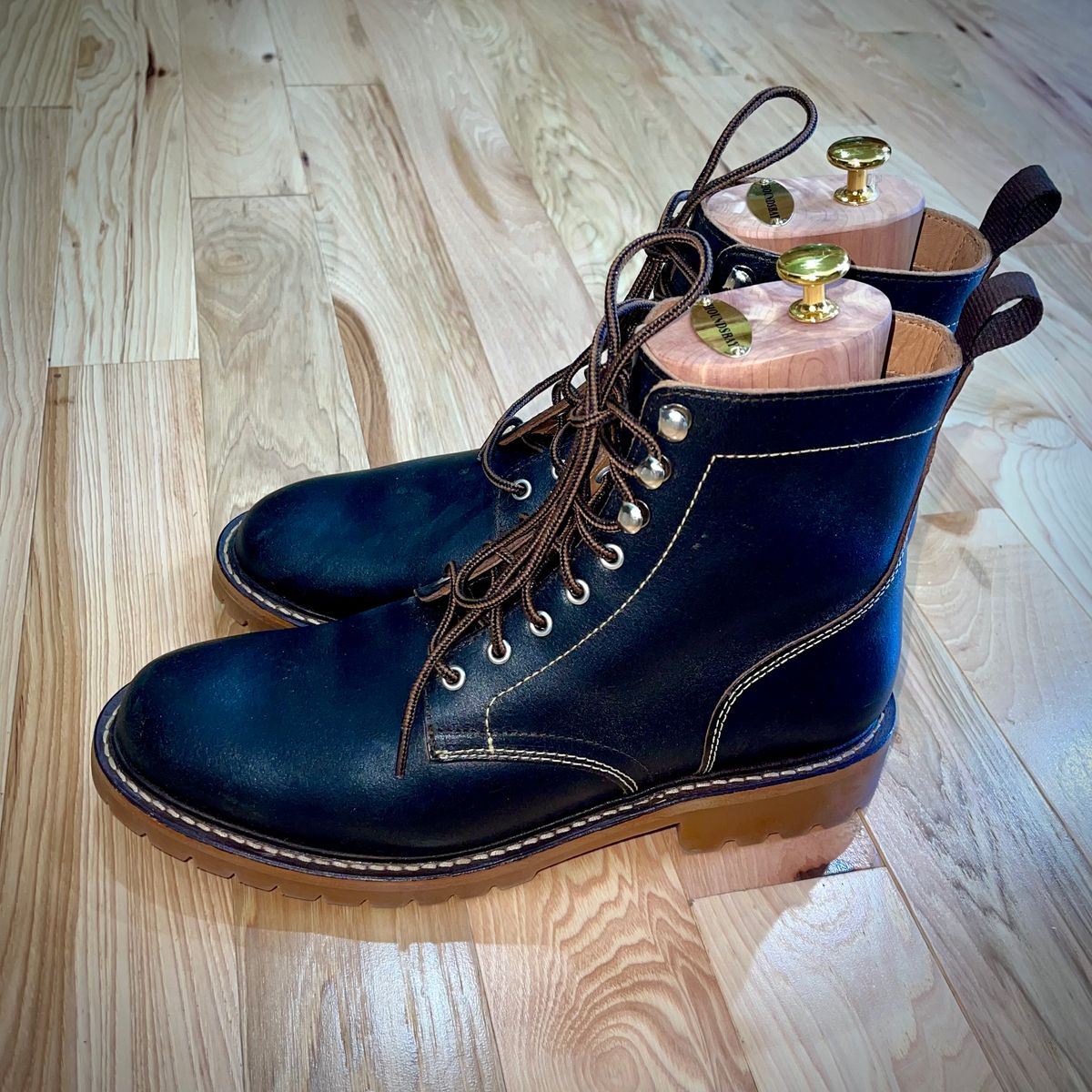 Photo by Yoyoyoyo on October 2, 2025 of the Thursday Hero in Dark Brown Waxed Roughout Leather.