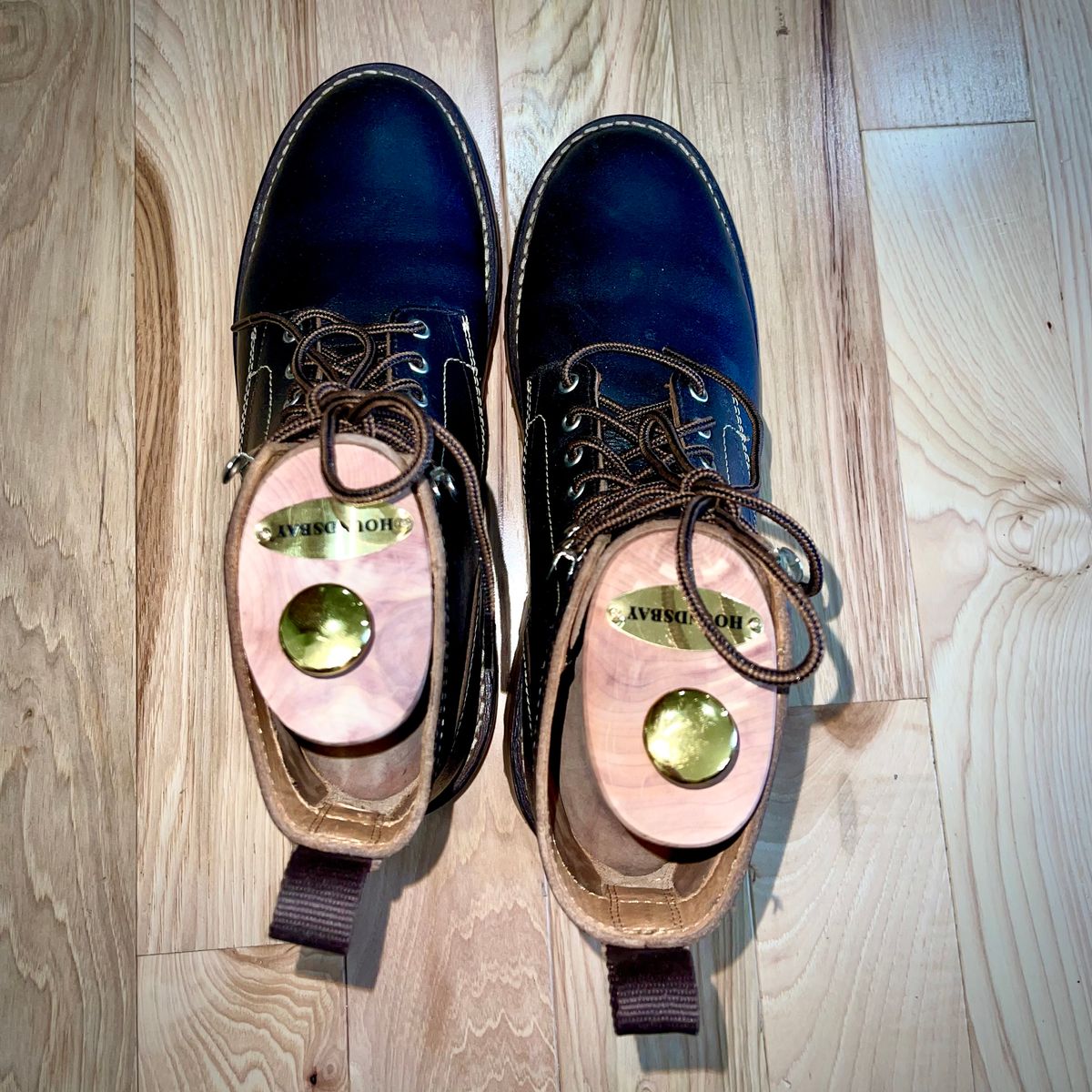 Photo by Yoyoyoyo on October 2, 2025 of the Thursday Hero in Dark Brown Waxed Roughout Leather.