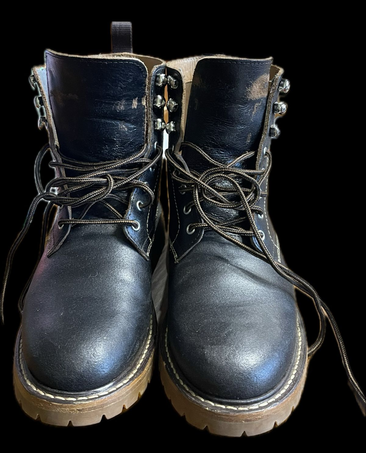 Photo by Yoyoyoyo on November 3, 2025 of the Thursday Hero in Horween Waxed Cacao.