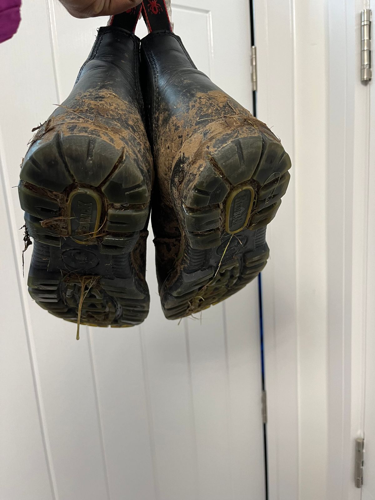 Photo by attaboy_alloy on June 15, 2024 of the Redback Easy Escape UBOK in Kip Leather.