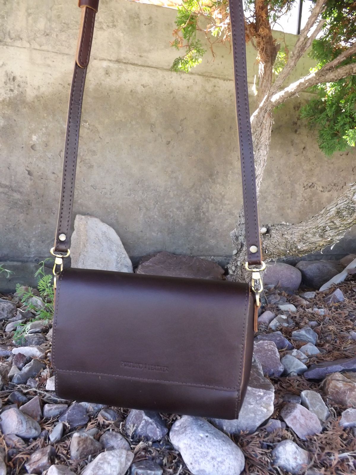 Photo by jacobbingham on October 1, 2025 of the Portland Leather Metro Crossbody in Grizzly.