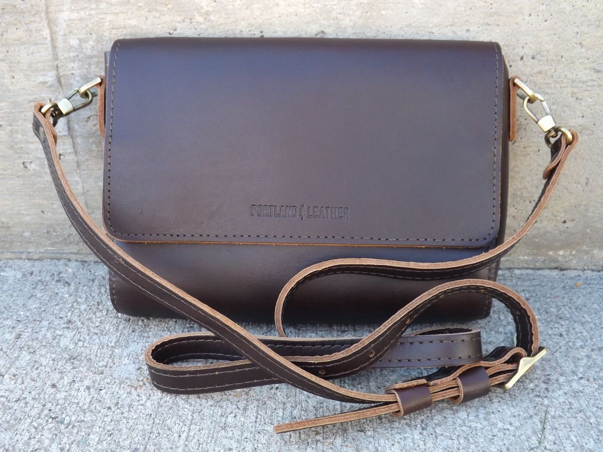 Photo by jacobbingham on October 1, 2025 of the Portland Leather Metro Crossbody in Grizzly.