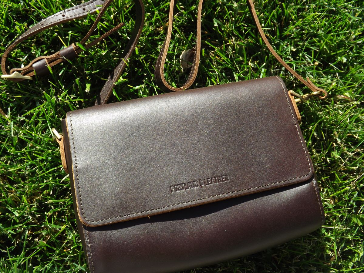 Photo by jacobbingham on October 1, 2025 of the Portland Leather Metro Crossbody in Grizzly.