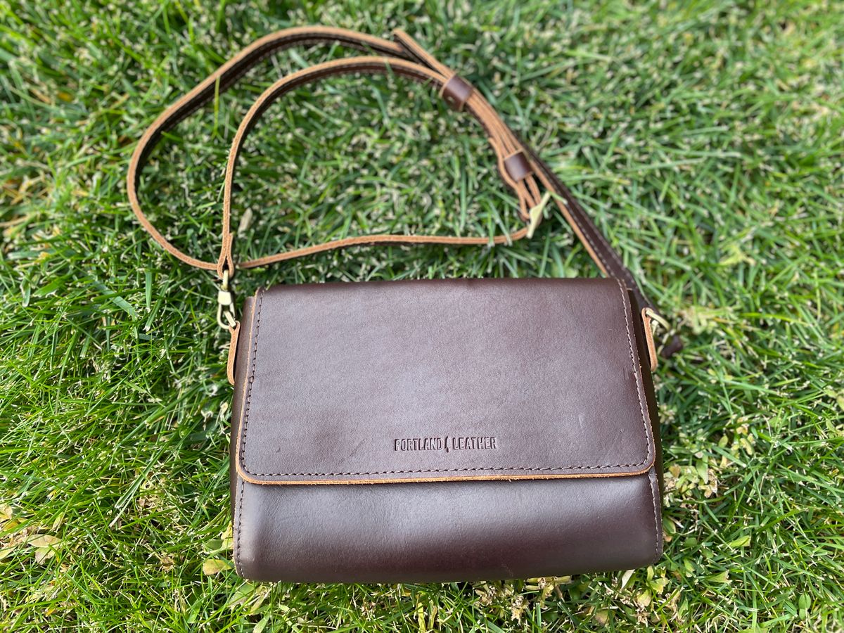 Photo by jacobbingham on November 4, 2025 of the Portland Leather Metro Crossbody in Grizzly.