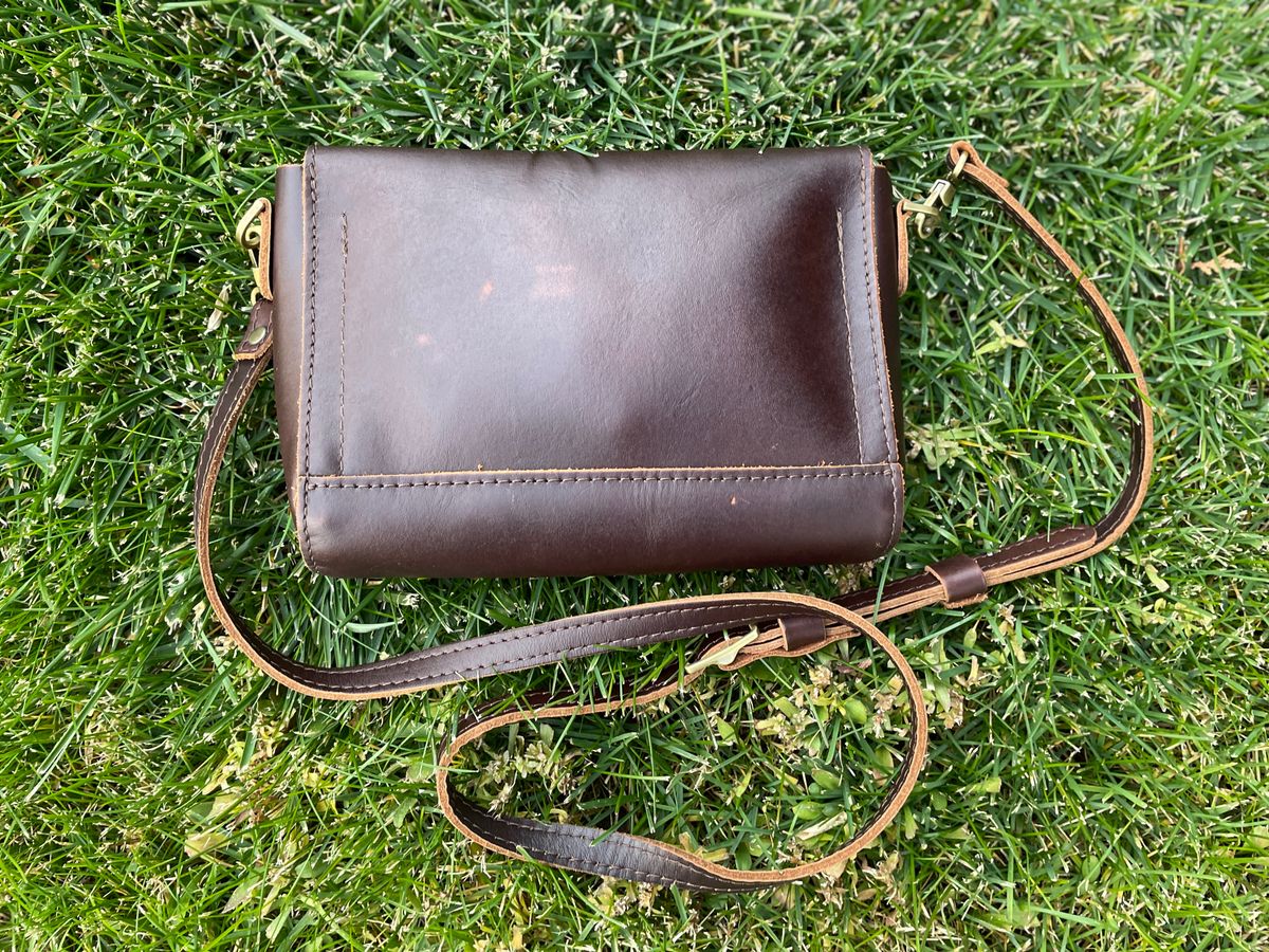 Photo by jacobbingham on November 4, 2025 of the Portland Leather Metro Crossbody in Grizzly.