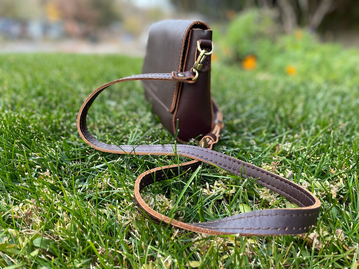 Photo by jacobbingham on November 4, 2025 of the Portland Leather Metro Crossbody in Grizzly.
