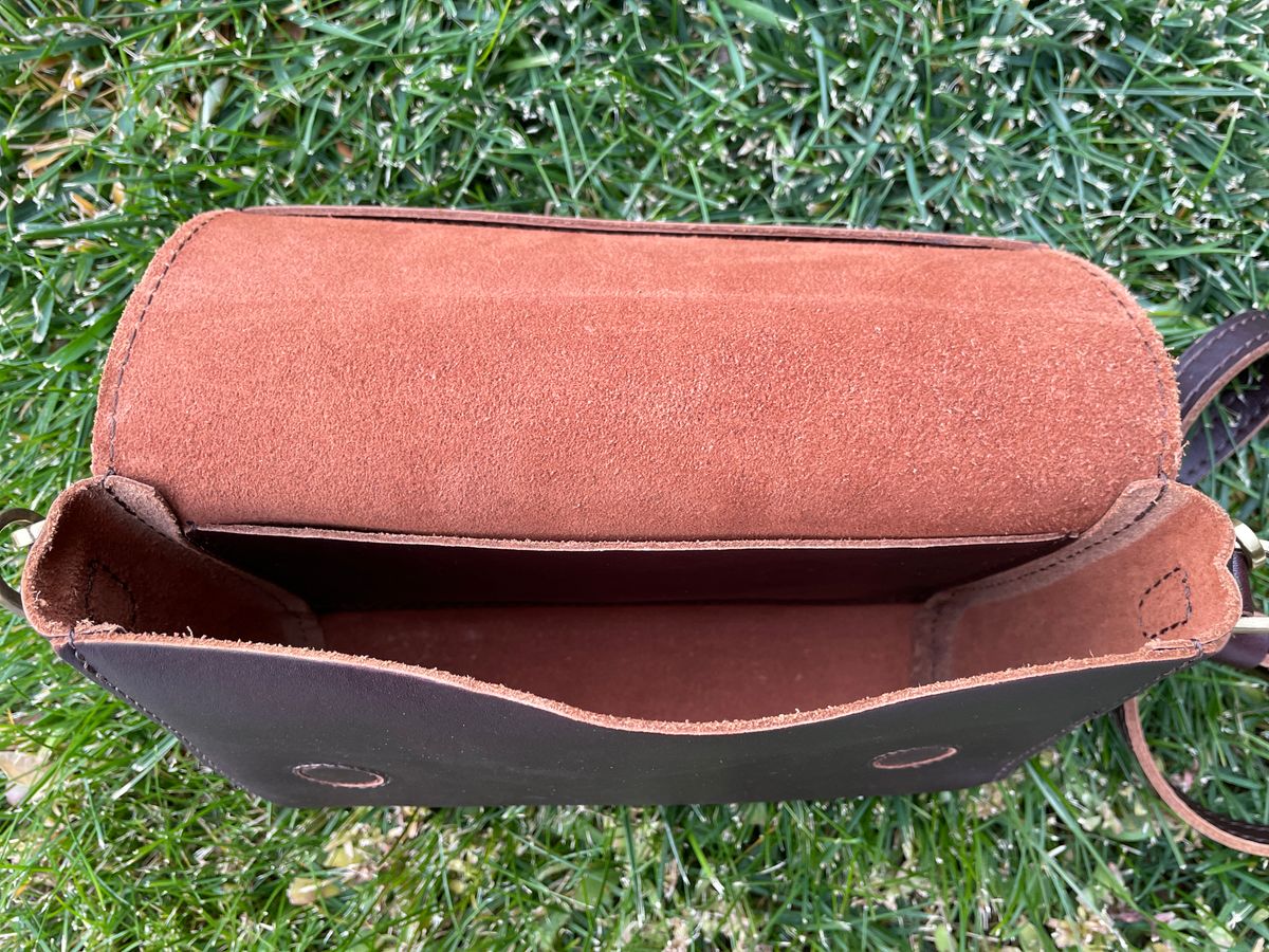 Photo by jacobbingham on November 4, 2025 of the Portland Leather Metro Crossbody in Grizzly.