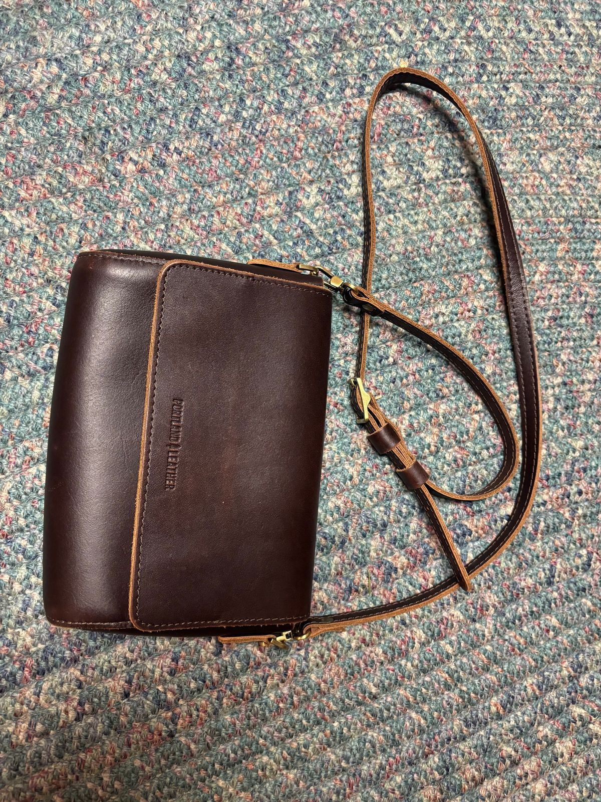 Photo by jacobbingham on December 6, 2025 of the Portland Leather Metro Crossbody in Grizzly.