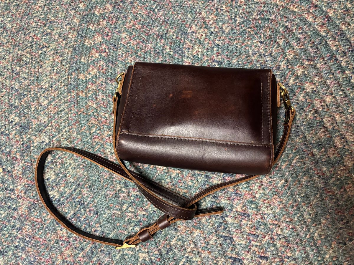 Photo by jacobbingham on December 6, 2025 of the Portland Leather Metro Crossbody in Grizzly.