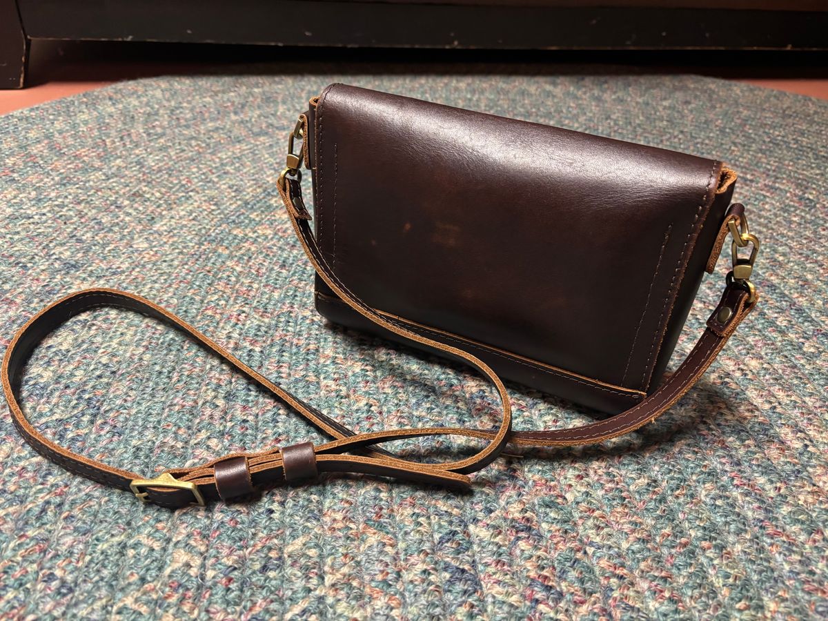 Photo by jacobbingham on December 6, 2025 of the Portland Leather Metro Crossbody in Grizzly.