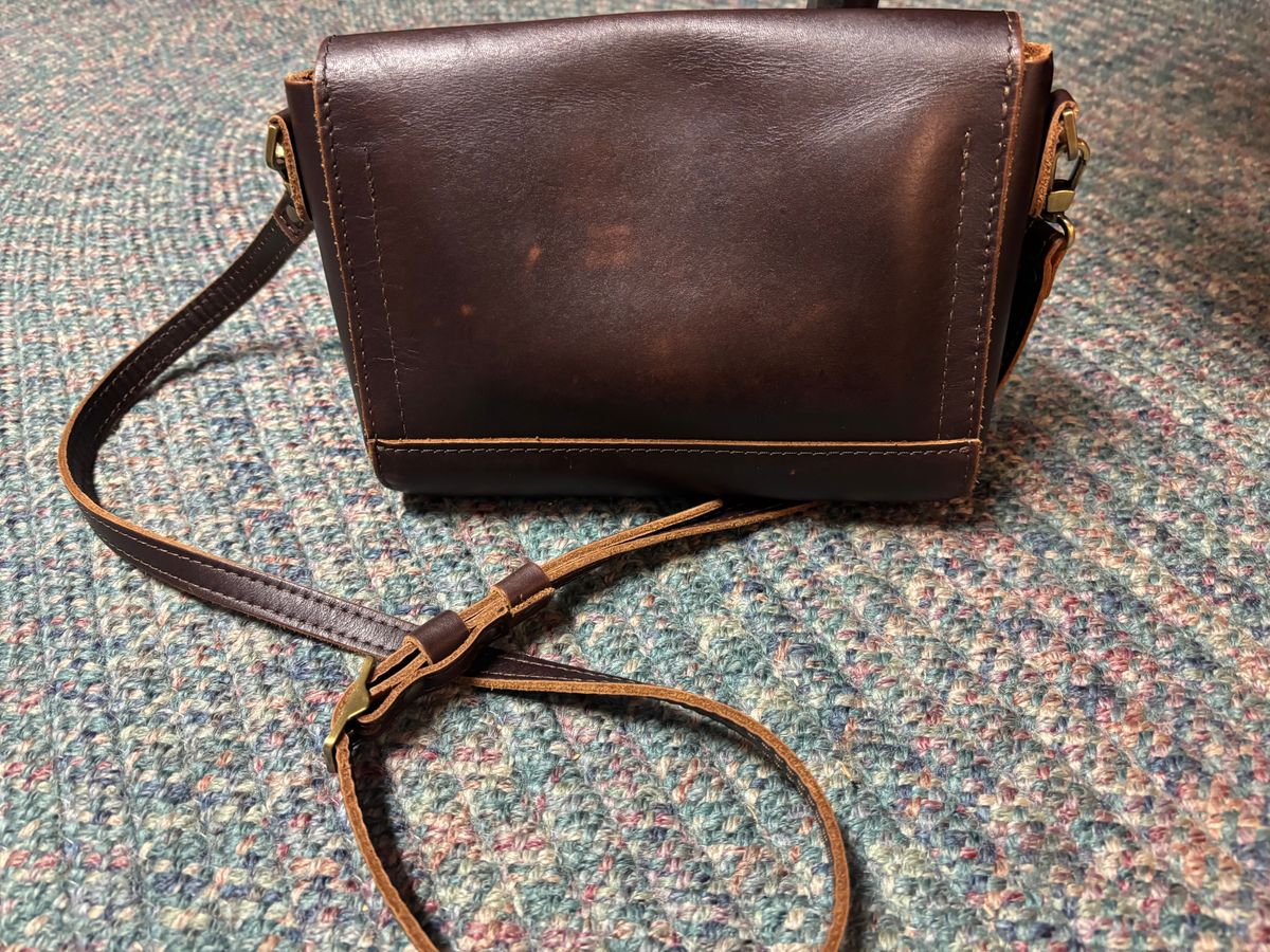 Photo by jacobbingham on January 6, 2026 of the Portland Leather Metro Crossbody in Grizzly.