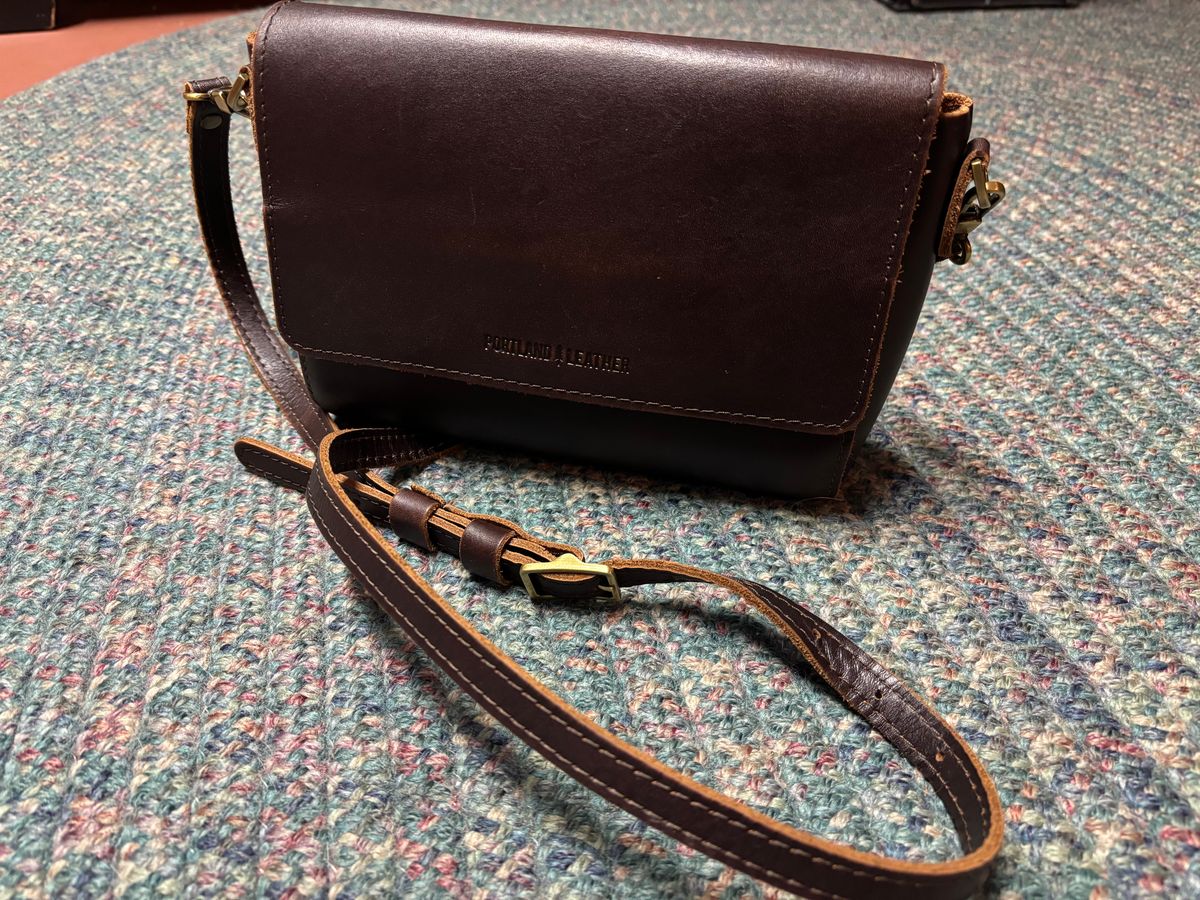 Photo by jacobbingham on January 6, 2026 of the Portland Leather Metro Crossbody in Grizzly.