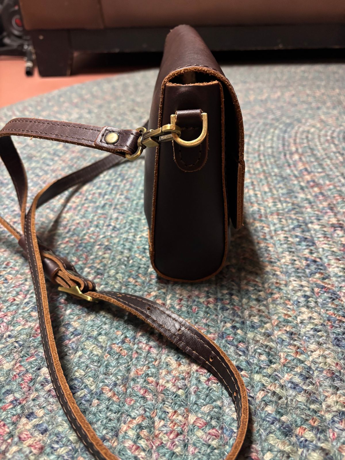 Photo by jacobbingham on January 6, 2026 of the Portland Leather Metro Crossbody in Grizzly.