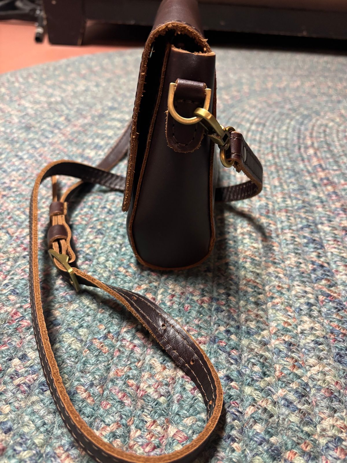 Photo by jacobbingham on January 6, 2026 of the Portland Leather Metro Crossbody in Grizzly.