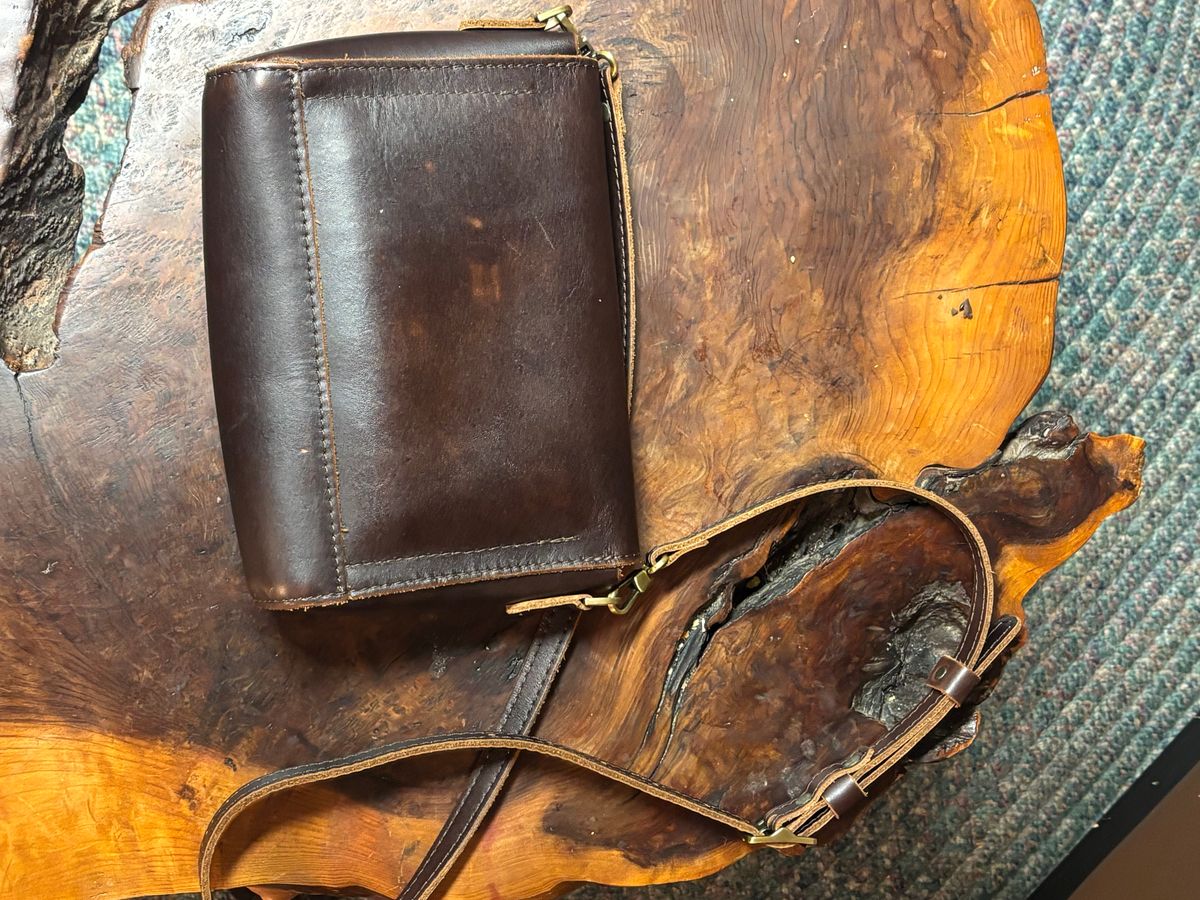 Photo by jacobbingham on February 6, 2026 of the Portland Leather Metro Crossbody in Grizzly.