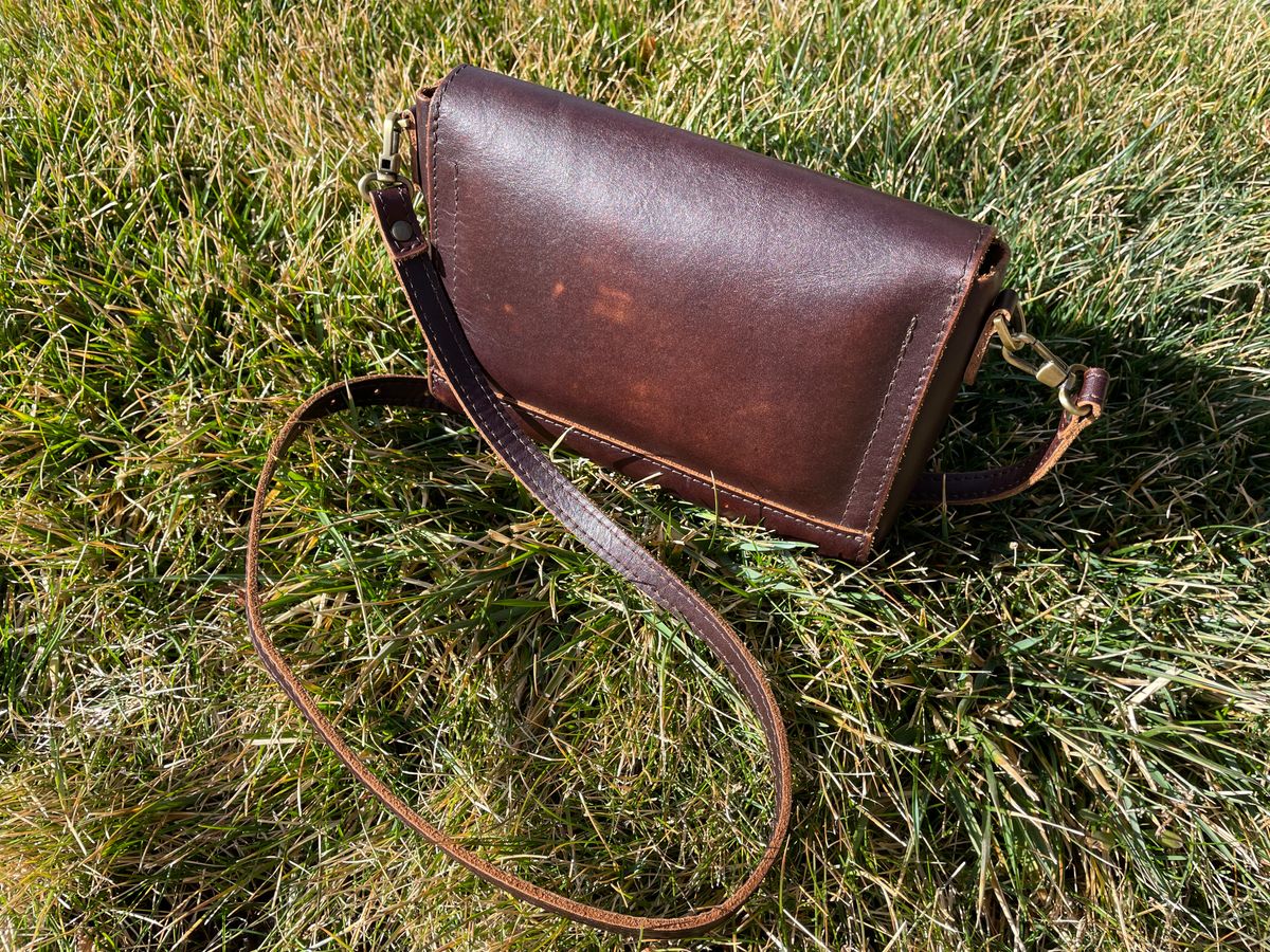 Photo by jacobbingham on March 4, 2026 of the Portland Leather Metro Crossbody in Grizzly.