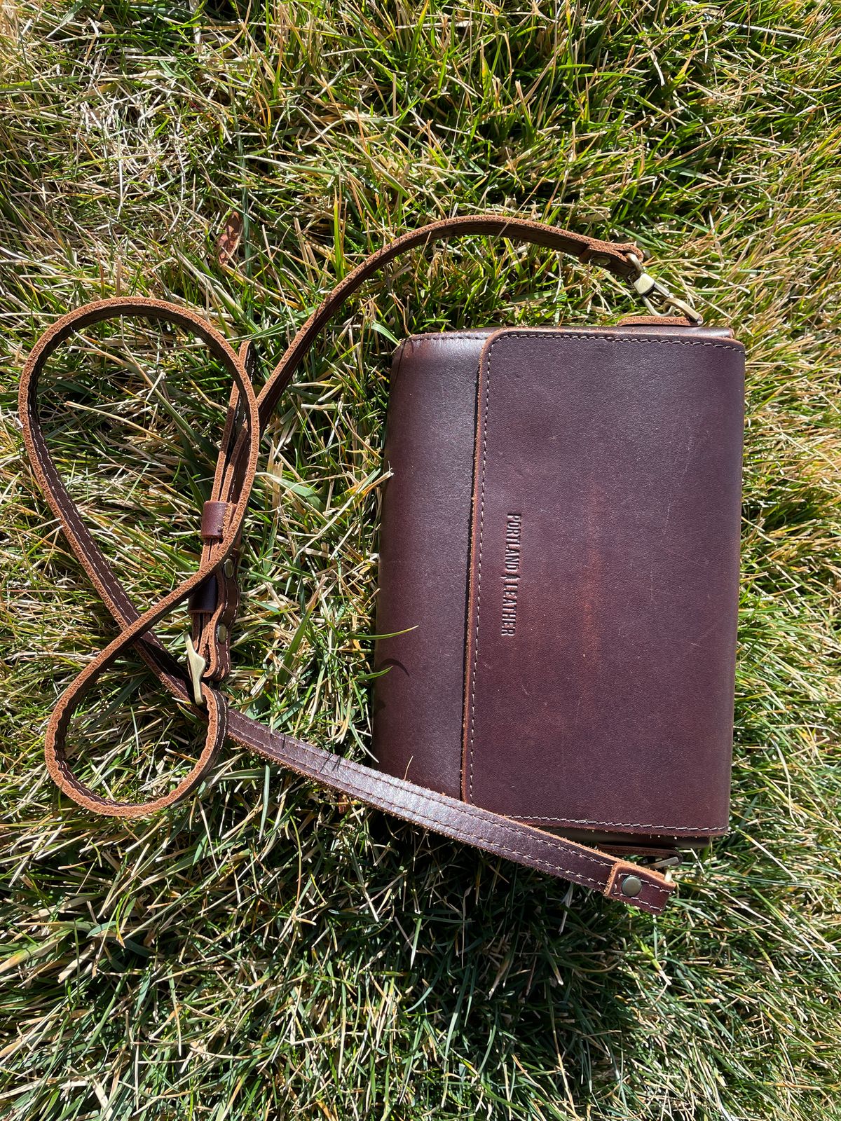 Photo by jacobbingham on March 4, 2026 of the Portland Leather Metro Crossbody in Grizzly.