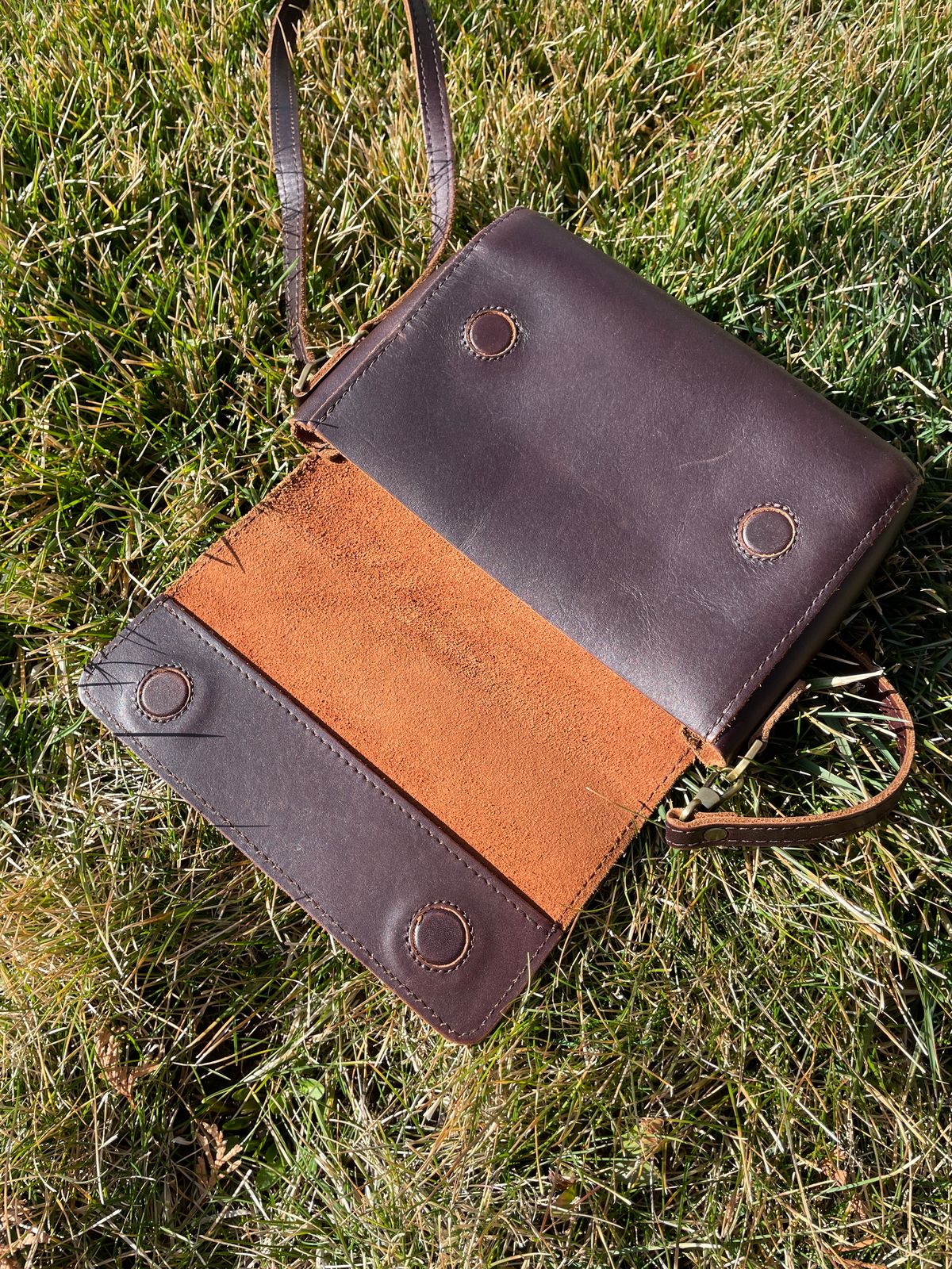 Photo by jacobbingham on March 4, 2026 of the Portland Leather Metro Crossbody in Grizzly.