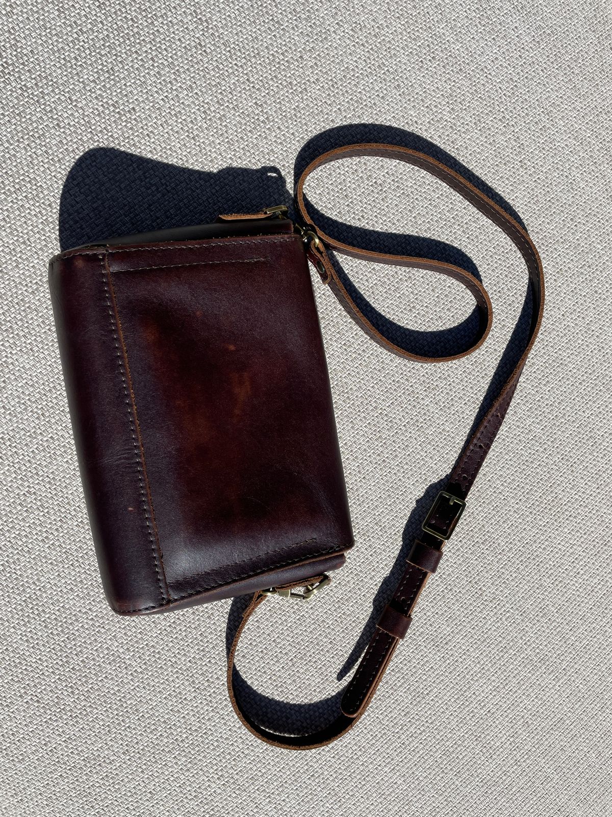 Photo by jacobbingham on April 5, 2026 of the Portland Leather Metro Crossbody in Grizzly.