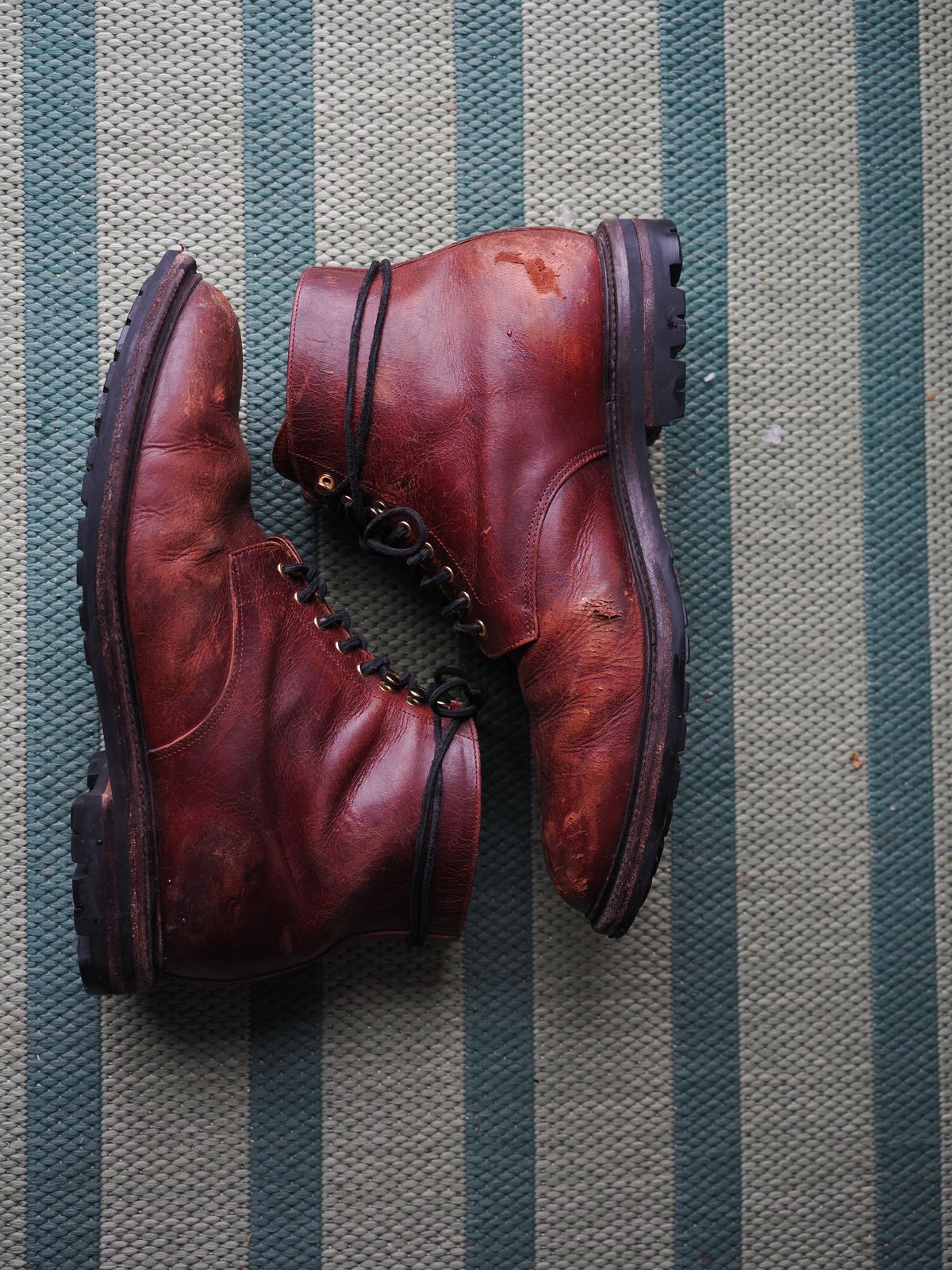 Photo by Darkbluecrew on February 2, 2025 of the Grant Stone Edward Boot in Gallun Red Waxed Deer.