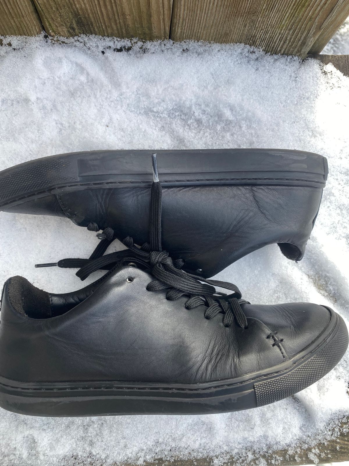 Photo by Darkbluecrew on January 5, 2025 of the Thursday Premier Low Top in Black Vachetta.