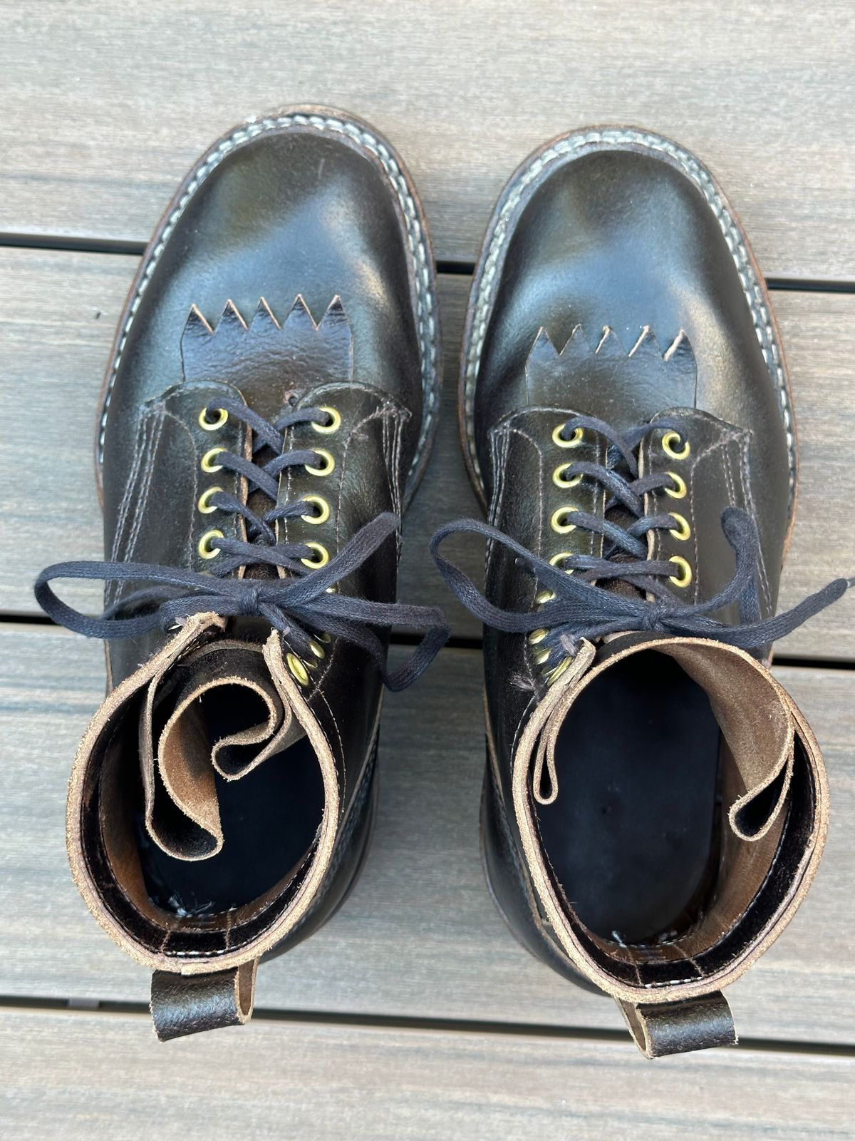 Photo by eschaye on October 2, 2024 of the White's 350 Cruiser in Horween Dark Brown Waxed Flesh.