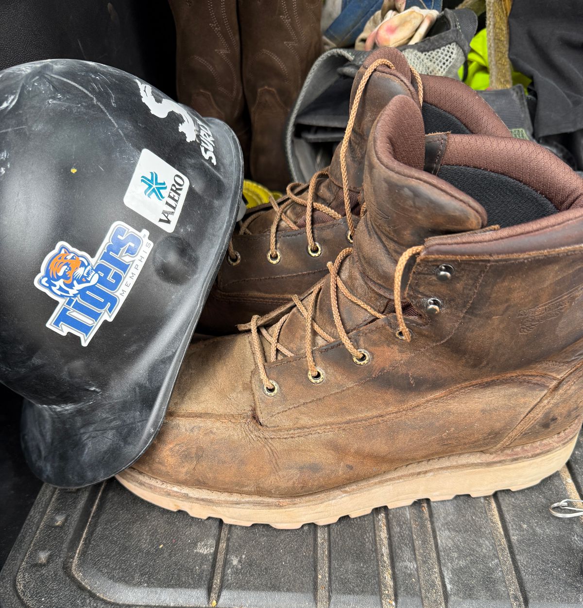 Photo by Michael on April 20, 2025 of the Red Wing 2440 Traction Tred Lite in S.B. Foot Saddle Voyageur Nubuck.